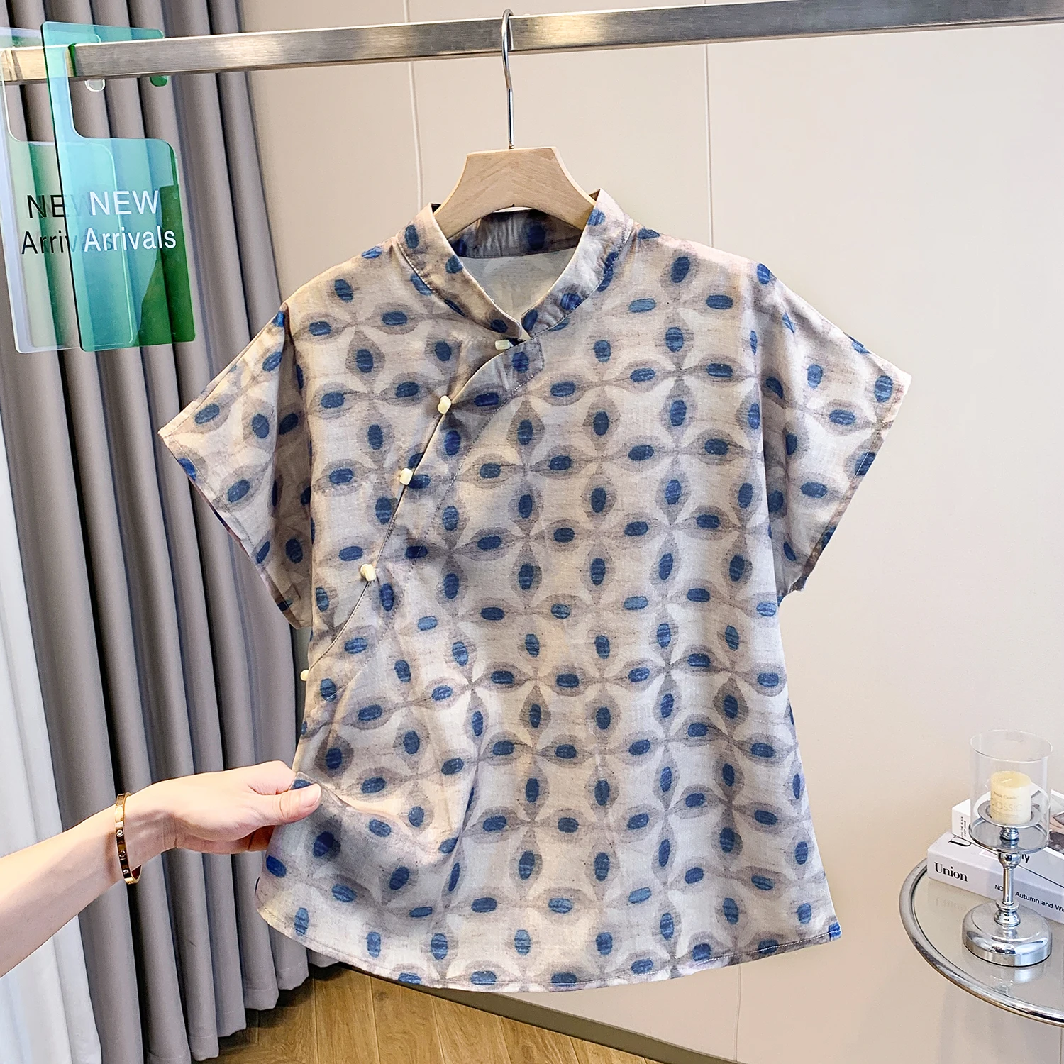 Новая женская хлопково-льняная рубашка в китайском стиле, летняя, с коротким рукавом, ретро-топ на пуговицах, с боковым разрезом, прямого кроя, тонкая модель
Новая женская хлопково-льняная рубашка в китайском стиле, летняя, с коротким рукавом, ретро-топ на пуговицах, с боковым разрезом, прямого кроя, тонкая модель