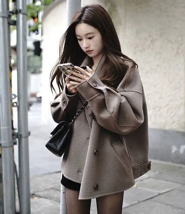 Wool Blend Coats Womens Woolen Coat Korean Style Woman Fall Chenille Velvet Embroidered Buttoned Sided Snap Closure Lantern Chic
Wool Blend Coats Womens Woolen Coat Korean Style Woman Fall Chenille Velvet Embroidered Buttoned Sided Snap Closure Lantern Chic