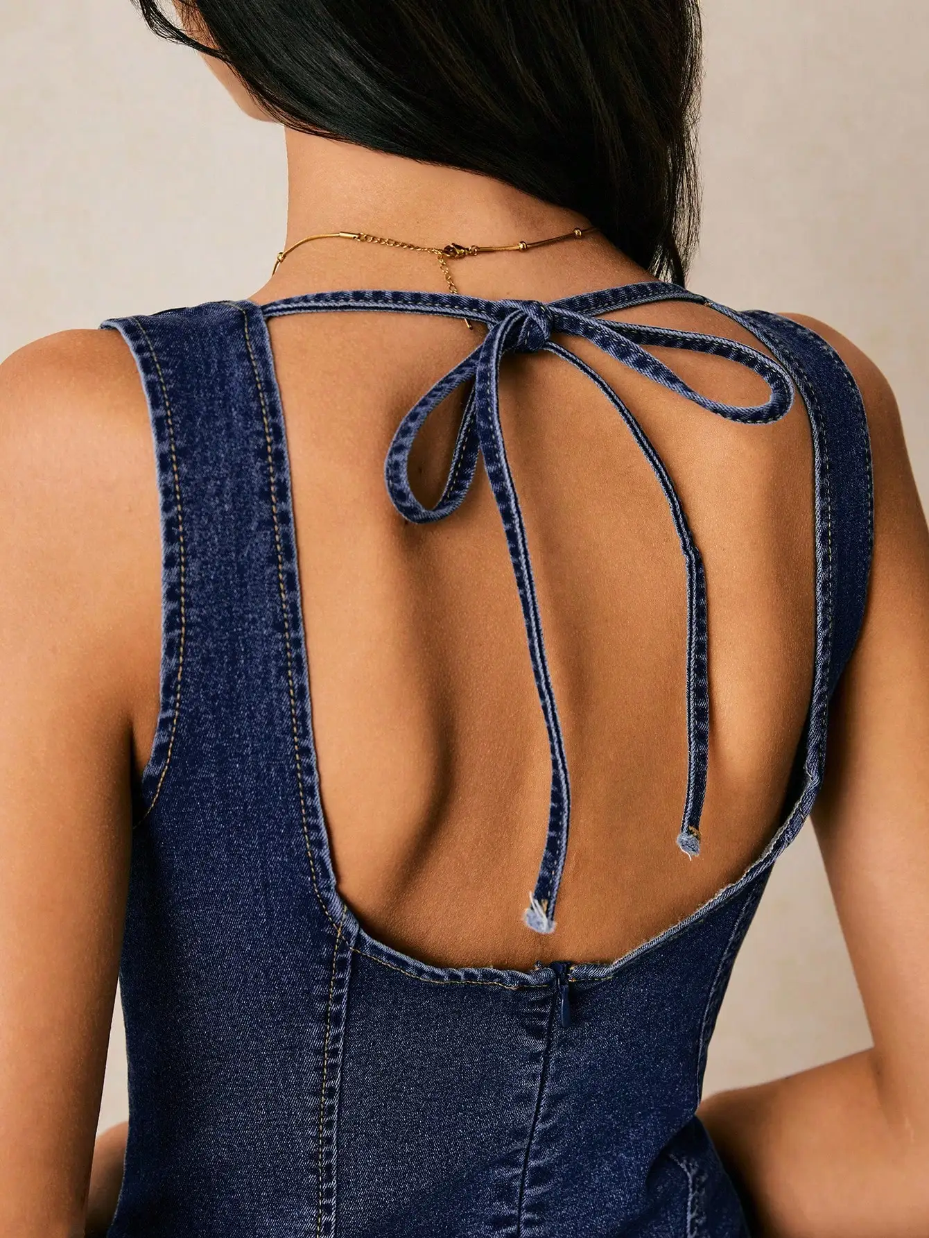 Women's Sleeveless Round Neck Backless Tie-Up Denim Dress
Women's Sleeveless Round Neck Backless Tie-Up Denim Dress