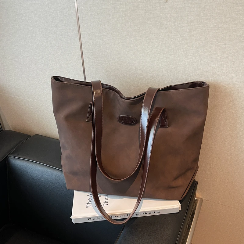 Простые однотонные повседневные классические сумки-тоут из искусственной кожи большой емкости, модные универсальные супер крутые сумки на плечо в стиле ретро для женщин, новинка 2023 года
Простые однотонные повседневные классические сумки-тоут из искусственной кожи большой емкости, модные универсальные супер крутые сумки на плечо в стиле ретро для женщин, новинка 2023 года