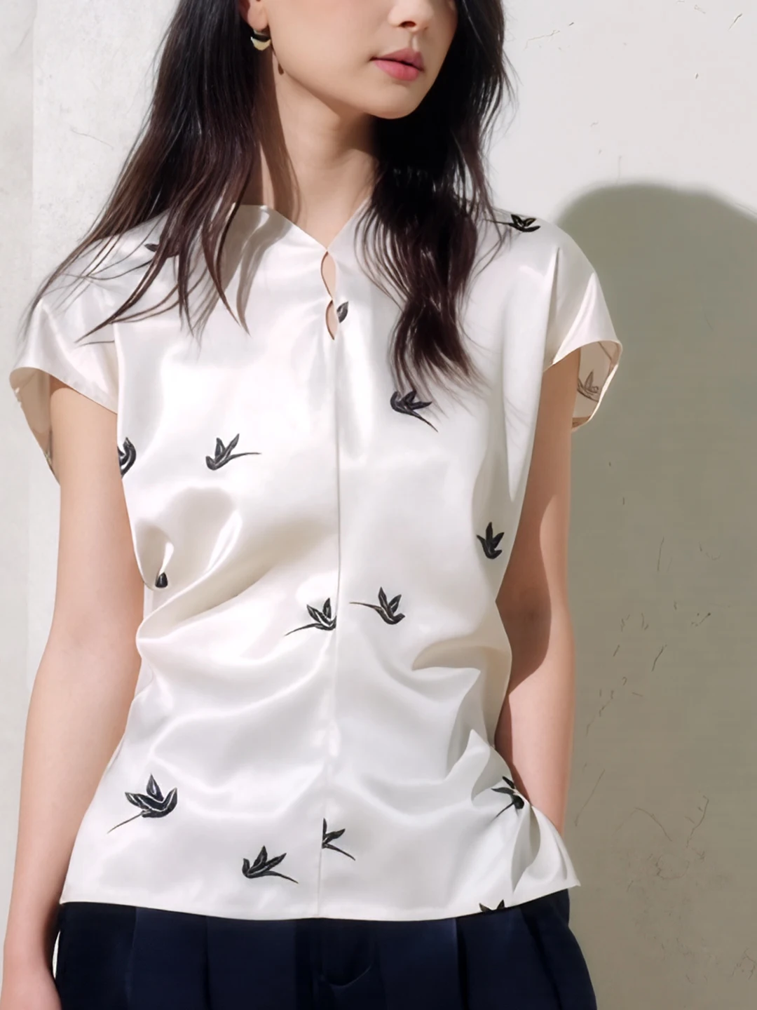 Elegant White V-Neck Printed Design Short Sleeve T-Shirt Women's Summer Fashion Top Comfortable Fit Korean Style Commute Wear
Elegant White V-Neck Printed Design Short Sleeve T-Shirt Women's Summer Fashion Top Comfortable Fit Korean Style Commute Wear