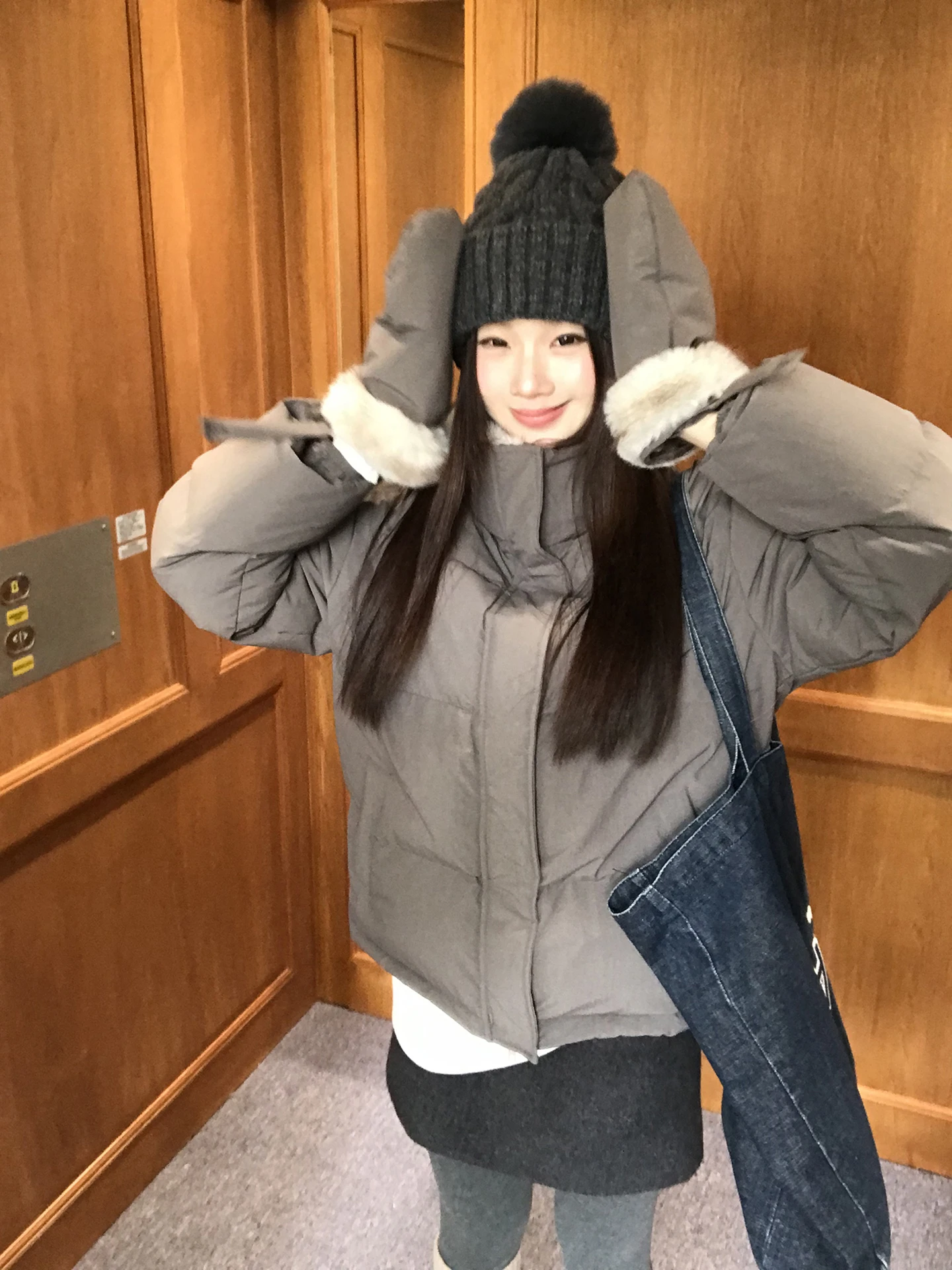 Красная зимняя куртка Red Celebri Studio для женщин, коллекция 2025 года, с красивым меховым воротником, уникальная и привлекательная зимняя одежда, верхняя одежда
Красная зимняя куртка Red Celebri Studio для женщин, коллекция 2025 года, с красивым меховым воротником, уникальная и привлекательная зимняя одежда, верхняя одежда