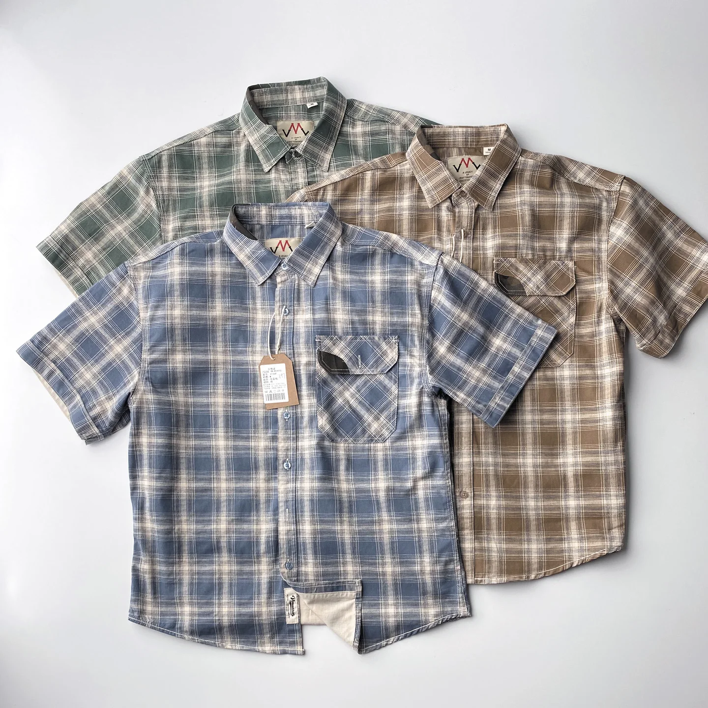 Лето 2025 г., новая американская ретро клетчатая рубашка-карго с короткими рукавами и лацканами, мужские простые повседневные блузки из 100% хлопка с одним карманом
Лето 2025 г., новая американская ретро клетчатая рубашка-карго с короткими рукавами и лацканами, мужские простые повседневные блузки из 100% хлопка с одним карманом