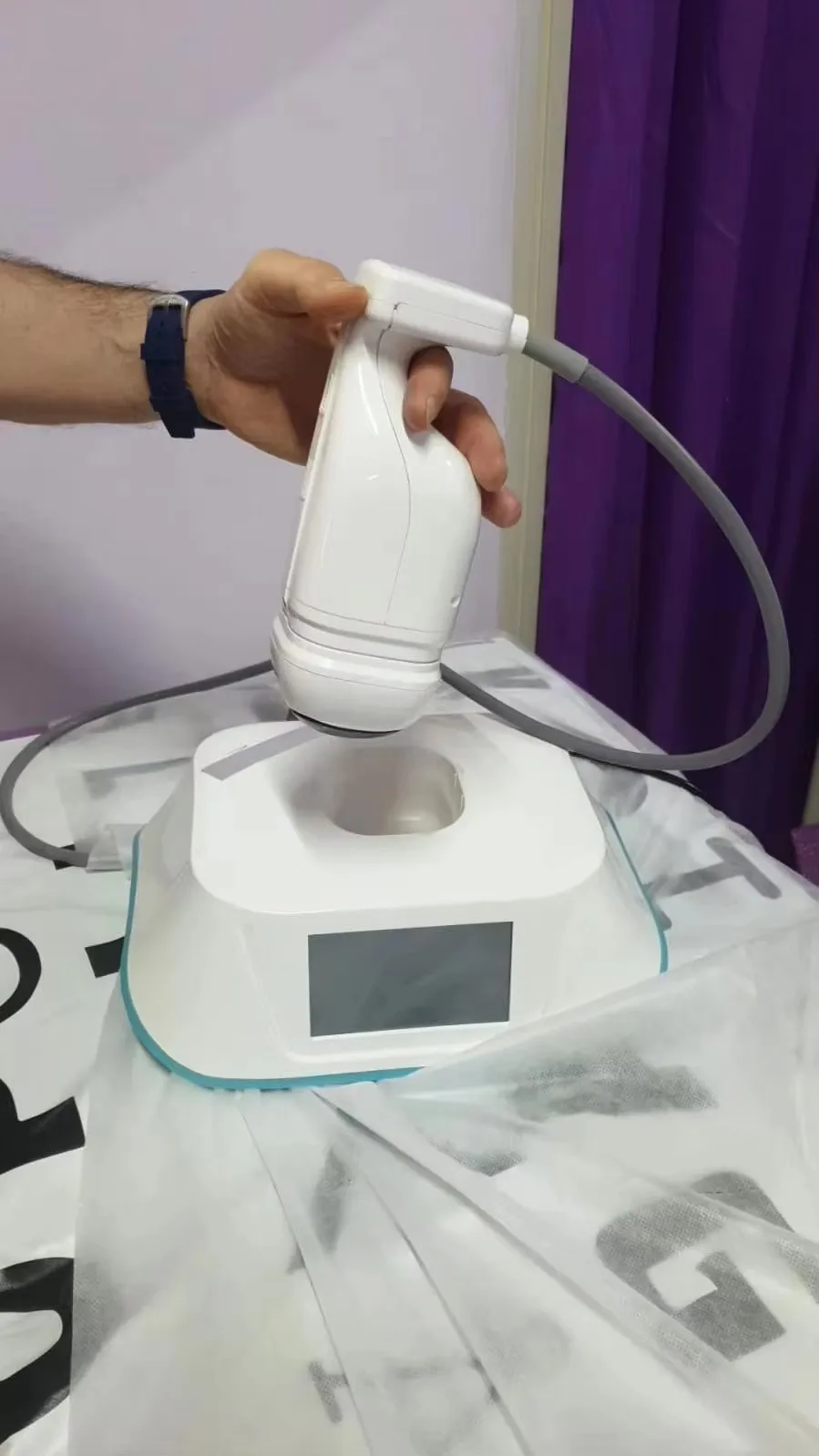 Portable Liposonic Slimming Machine with 525 shots Fat Reduction Body Tightening Machine with 0.8cm 1.3cm cartridges
Portable Liposonic Slimming Machine with 525 shots Fat Reduction Body Tightening Machine with 0.8cm 1.3cm cartridges