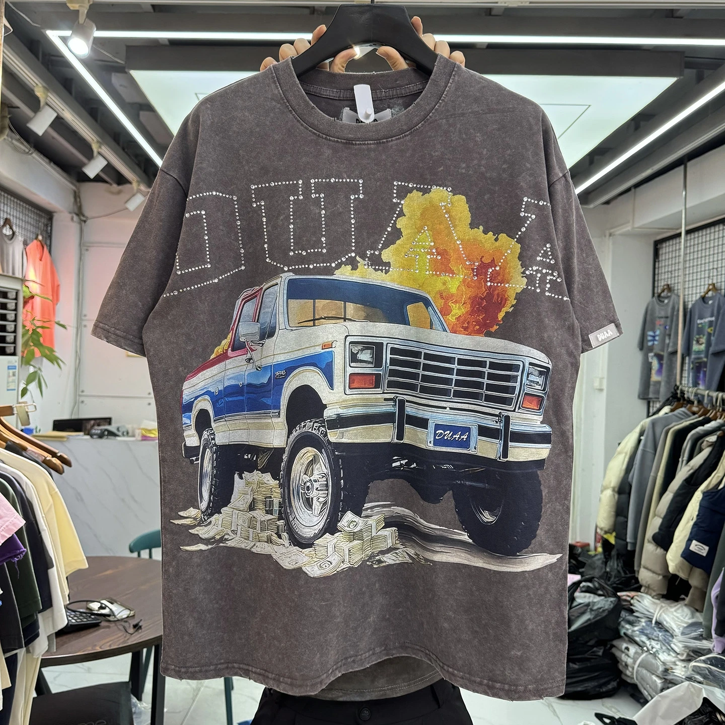 Retro Street Car Letter Print Rhinestone Short Sleeve Oversize Casual round Neck T-Shirt Unisex Comfortable Fit Summer Top
Retro Street Car Letter Print Rhinestone Short Sleeve Oversize Casual round Neck T-Shirt Unisex Comfortable Fit Summer Top