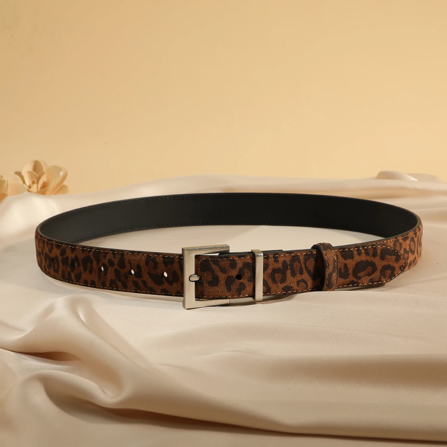 Retro Suede Leather Belt for Women Minimalist Versatile Silver Buckle Girdle Ladies Dress Jeans Leather Belts
Retro Suede Leather Belt for Women Minimalist Versatile Silver Buckle Girdle Ladies Dress Jeans Leather Belts