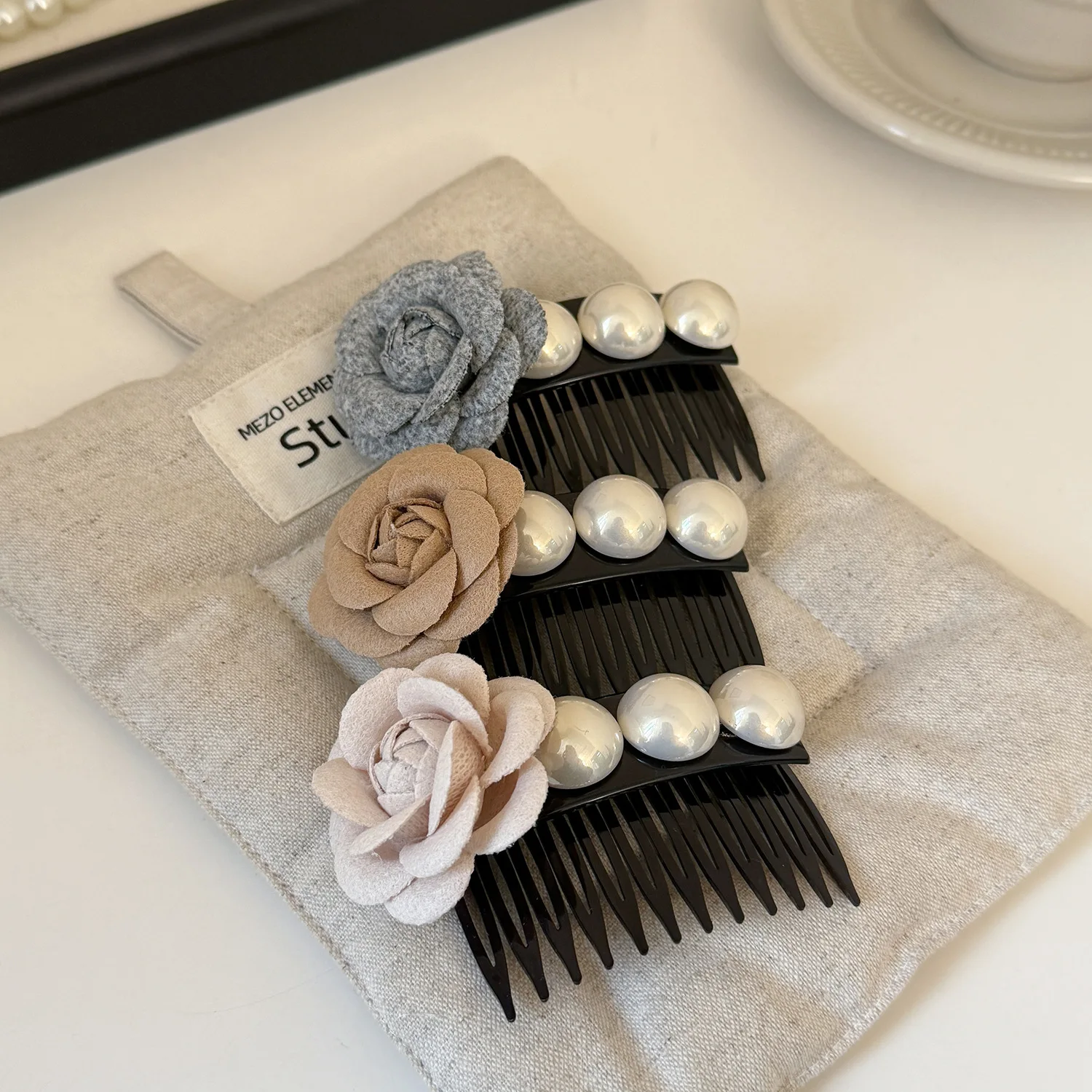 Fashion Pearl Hair Comb Sweet Anti Slip Bun Clip Side Hairpin Trendy Side Comb Floral Hair Accessories
Fashion Pearl Hair Comb Sweet Anti Slip Bun Clip Side Hairpin Trendy Side Comb Floral Hair Accessories