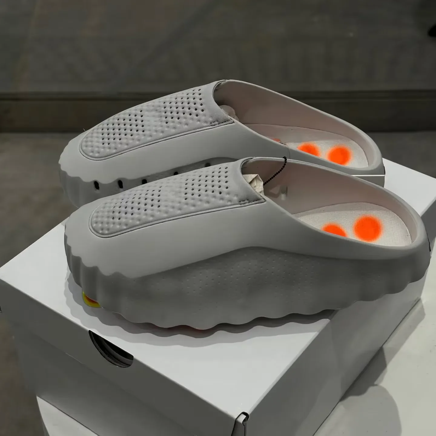 Дизайнерские сандалии-мюли Mind 001 Slide из мягкой резины с новой технологией, удобные, черные, красные, цвета кости, светло-дымчато-серые, для мужчин и женщин, мини-размеры
Дизайнерские сандалии-мюли Mind 001 Slide из мягкой резины с новой технологией, удобные, черные, красные, цвета кости, светло-дымчато-серые, для мужчин и женщин, мини-размеры