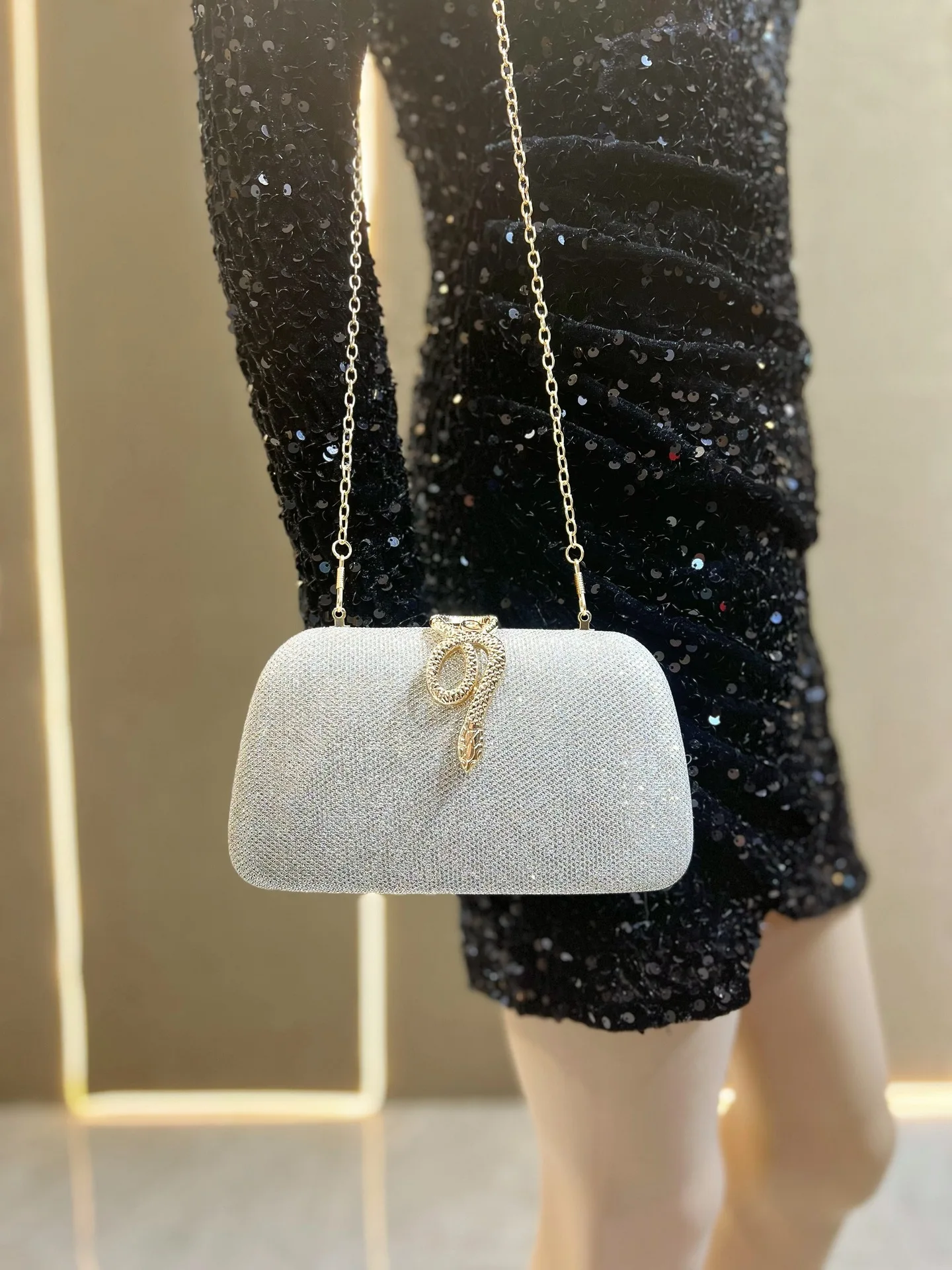 Glitter Snake Buckle Clutch Bags for Women Formal Party Elegant Wedding Cocktail Evening Handbags Luxury Chain Shoulder Bags
Glitter Snake Buckle Clutch Bags for Women Formal Party Elegant Wedding Cocktail Evening Handbags Luxury Chain Shoulder Bags