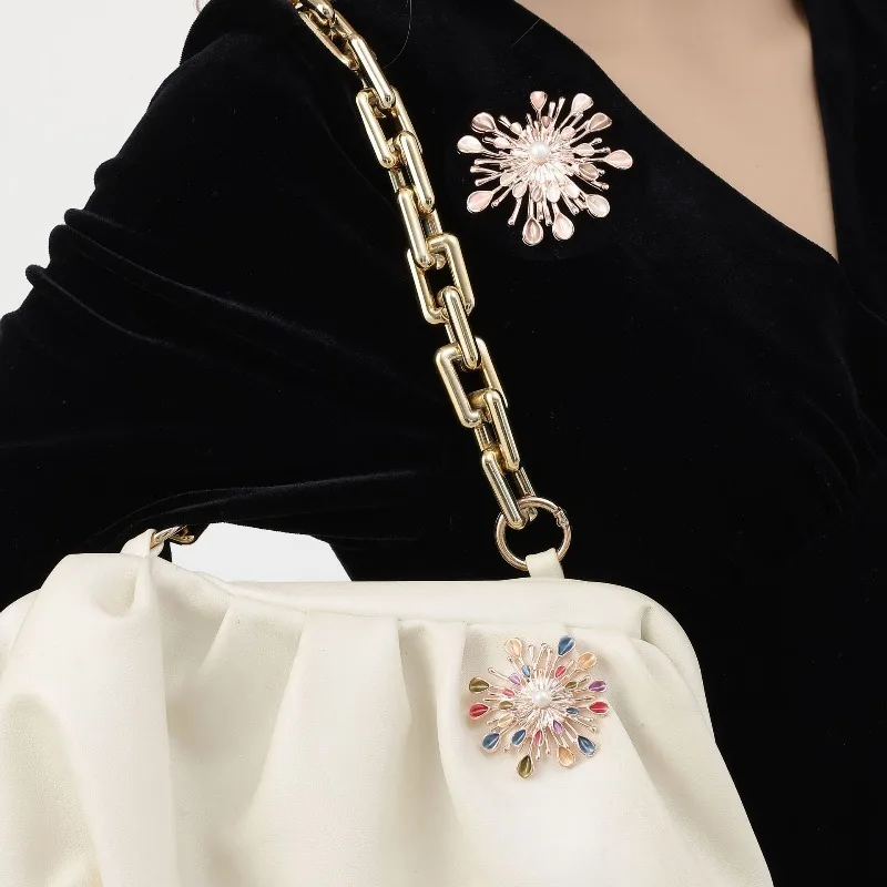 Vintage Enamel Hollowed Out Floral Magnetic Brooch Alloy Colorful Floral Brooch For Women Party Daily Clothing Accessory
Vintage Enamel Hollowed Out Floral Magnetic Brooch Alloy Colorful Floral Brooch For Women Party Daily Clothing Accessory