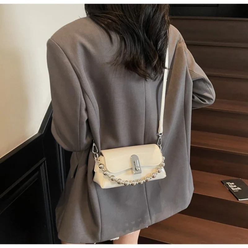 Vintage Crossbody Bag For Women Retro Minimalist Shoulder Bag Classic Design Fashionable Daily
Vintage Crossbody Bag For Women Retro Minimalist Shoulder Bag Classic Design Fashionable Daily