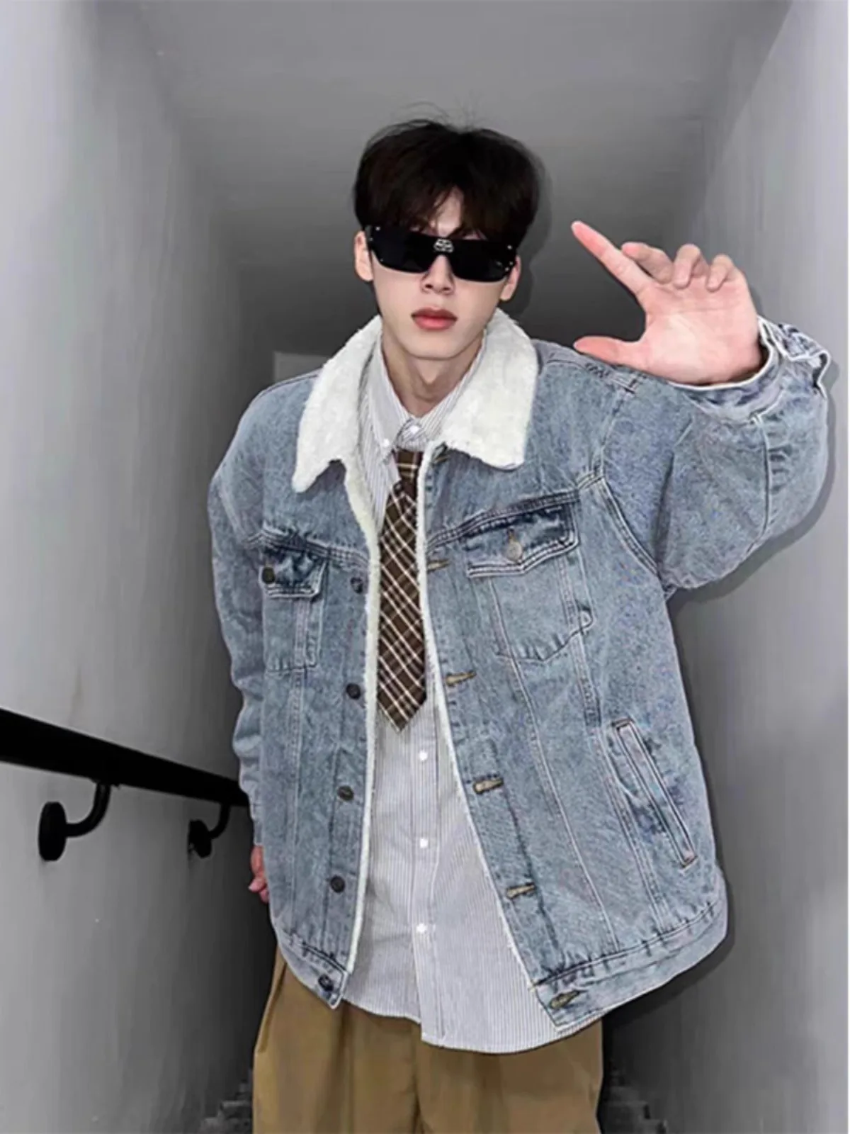 Мужская зимняя утепленная джинсовая куртка Waed с флисом и овечьим вельветом, хлопковое пальто в американском ретро-стиле, модная куртка премиум-класса
Мужская зимняя утепленная джинсовая куртка Waed с флисом и овечьим вельветом, хлопковое пальто в американском ретро-стиле, модная куртка премиум-класса