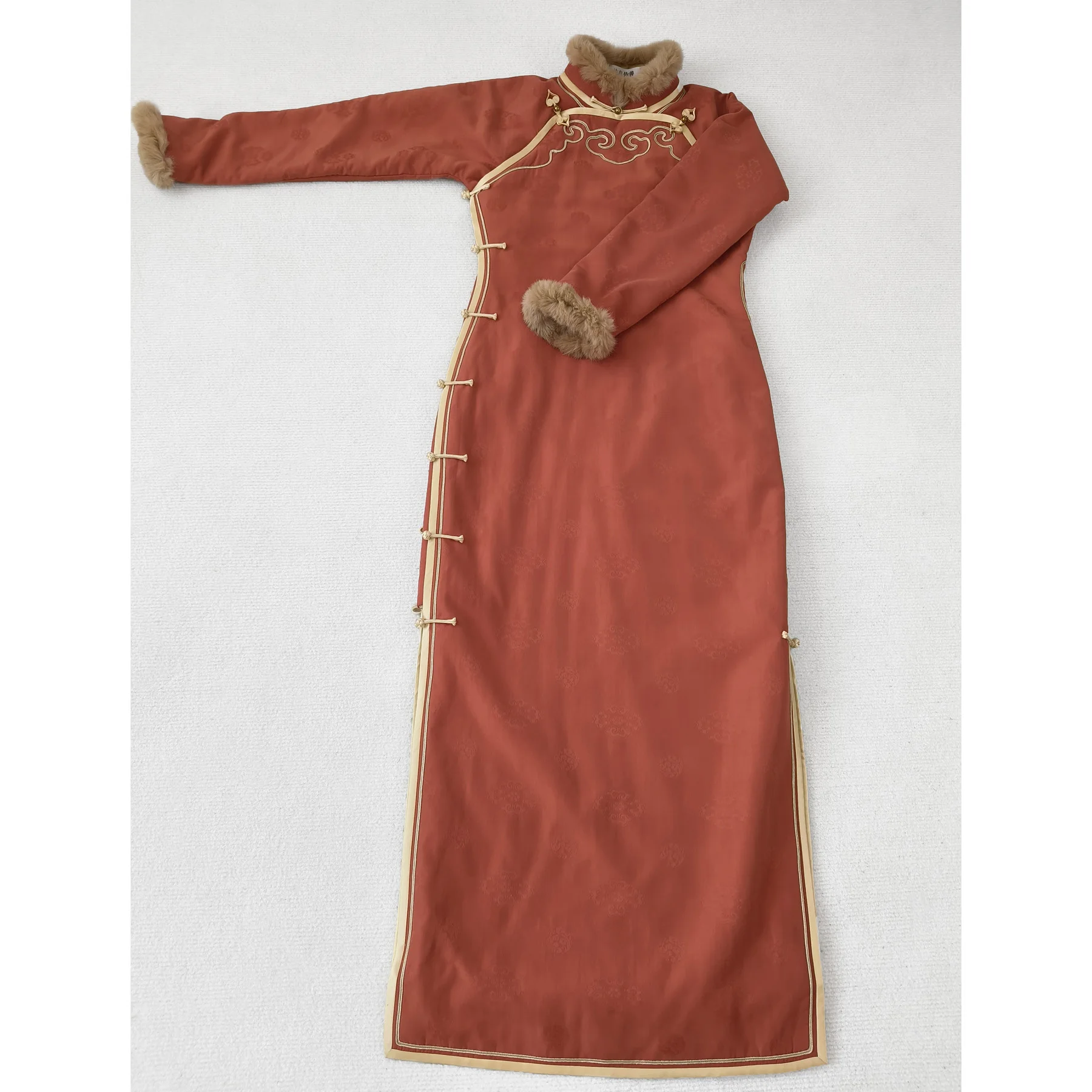 Традиционный китайский вельветовый воротник Dr. Warmth с меховой отделкой, длинный, с низким разрезом, высокий воротник, двойной лацкан, для повседневной носки
Традиционный китайский вельветовый воротник Dr. Warmth с меховой отделкой, длинный, с низким разрезом, высокий воротник, двойной лацкан, для повседневной носки