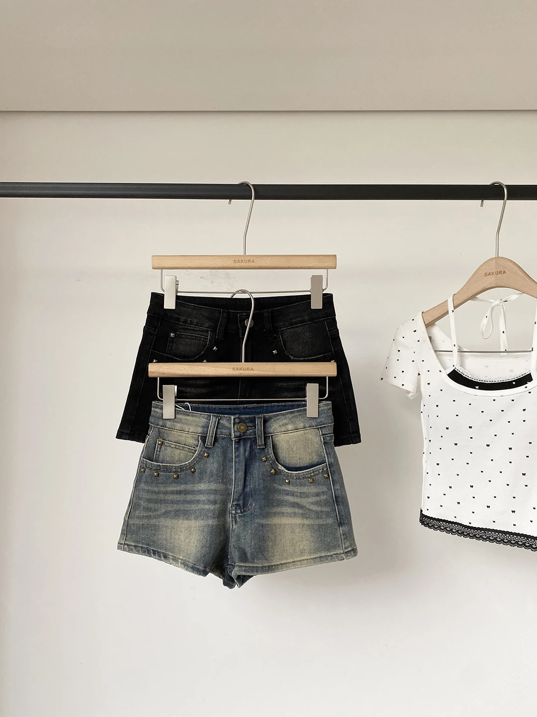 Spring 2026 High Waist Slimming Fashionable Short Jeans Women's Hot Pants Retro American Style Commute Friendly Polyester Fiber
Spring 2026 High Waist Slimming Fashionable Short Jeans Women's Hot Pants Retro American Style Commute Friendly Polyester Fiber