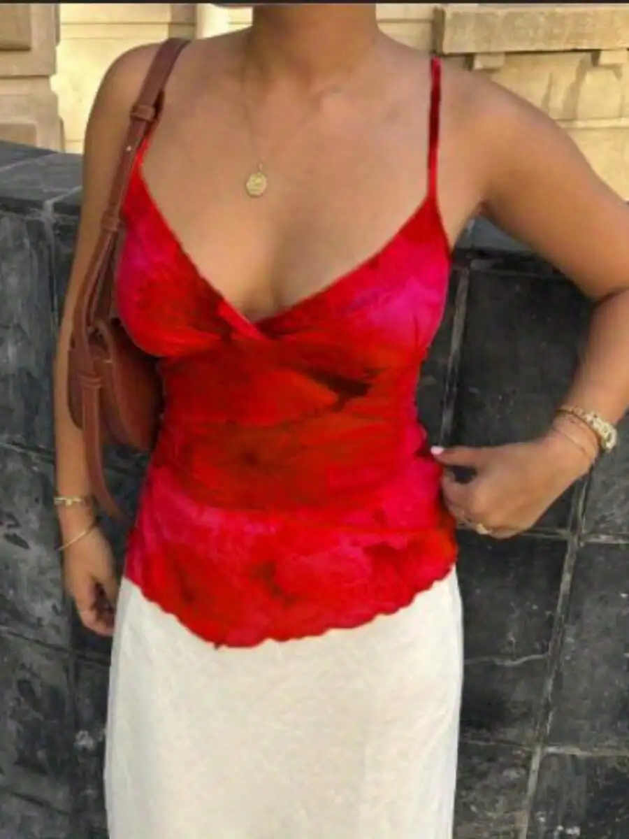 Women Red Floral V-Neck Irregular Hem Camisole Top
Women Red Floral V-Neck Irregular Hem Camisole Top