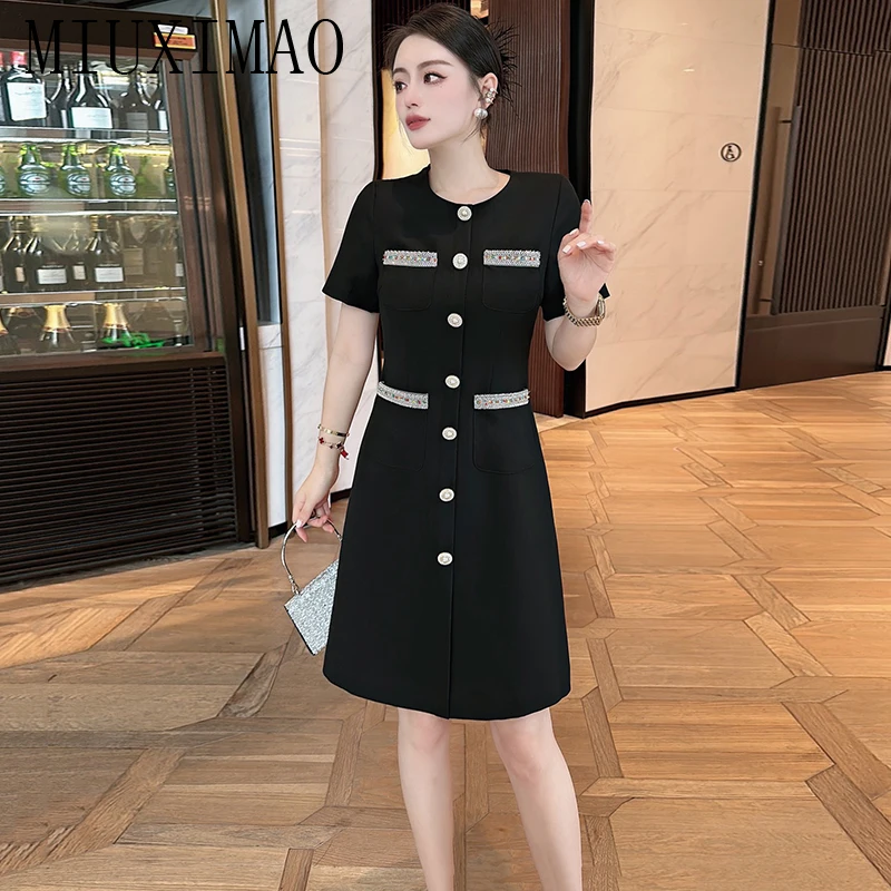 MIUXIMAO 2023 High Quality Spring&Summer Elegant Dress Short Sleeve O-Neck Single breasted Fashion Mini Dress Women Vestide
MIUXIMAO 2023 High Quality Spring&Summer Elegant Dress Short Sleeve O-Neck Single breasted Fashion Mini Dress Women Vestide
