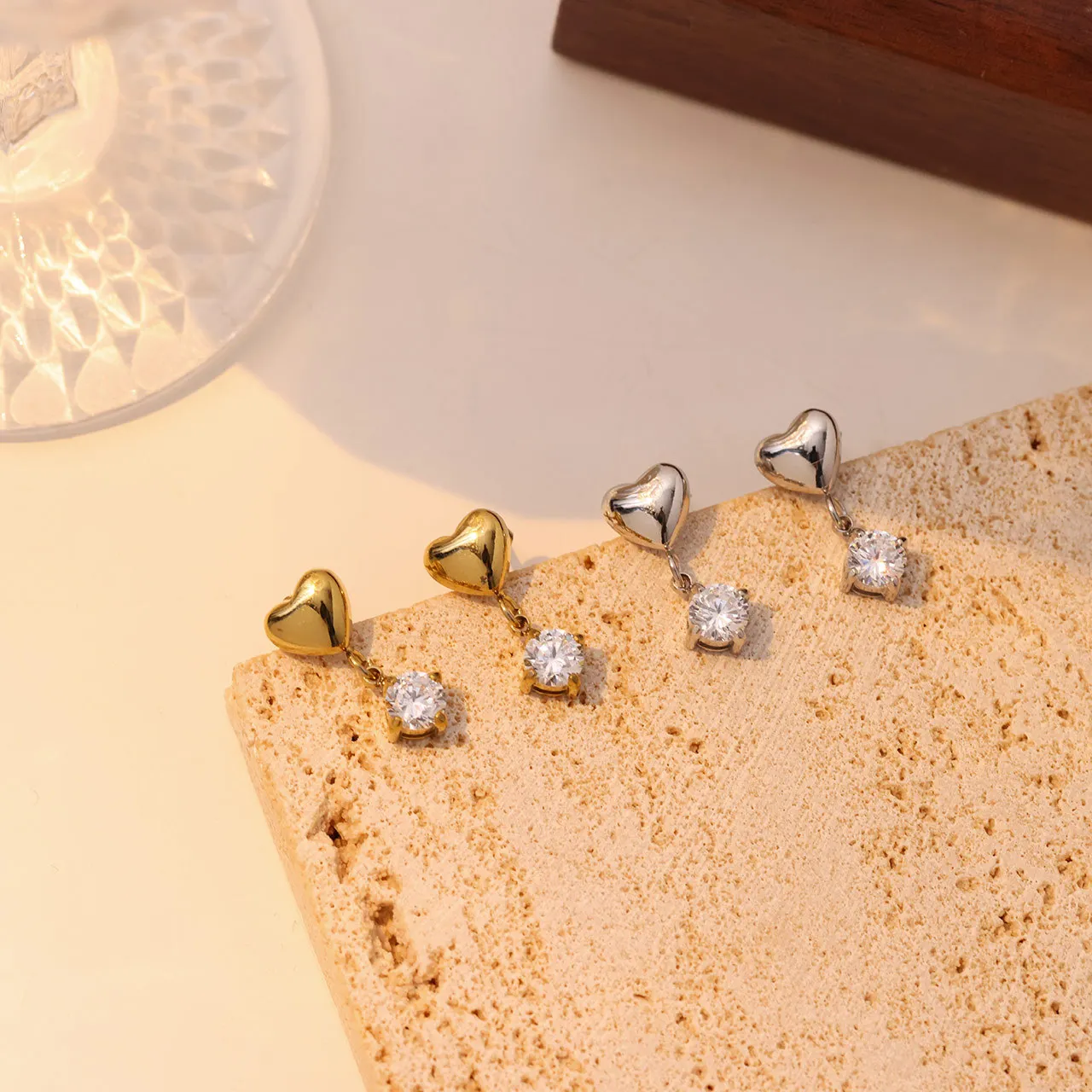 Fashion Earrings New Love Heart Short Tassel Zircon Earrings Selling for Women with High Simple Exquisite Earrings Gift Jewelry
Fashion Earrings New Love Heart Short Tassel Zircon Earrings Selling for Women with High Simple Exquisite Earrings Gift Jewelry