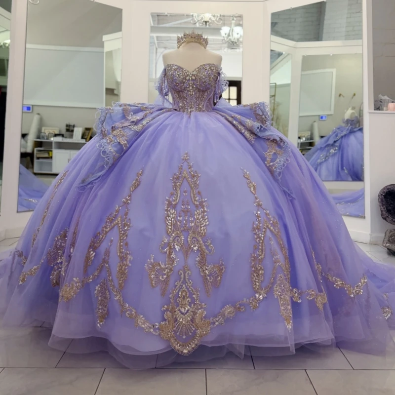 Lavender Shiny Quinceanera Dresses Off The Shoulder Gold Applique Beading Crystal Bow Tull Party Birthday Sweet 16 Dress Vestido
Lavender Shiny Quinceanera Dresses Off The Shoulder Gold Applique Beading Crystal Bow Tull Party Birthday Sweet 16 Dress Vestido