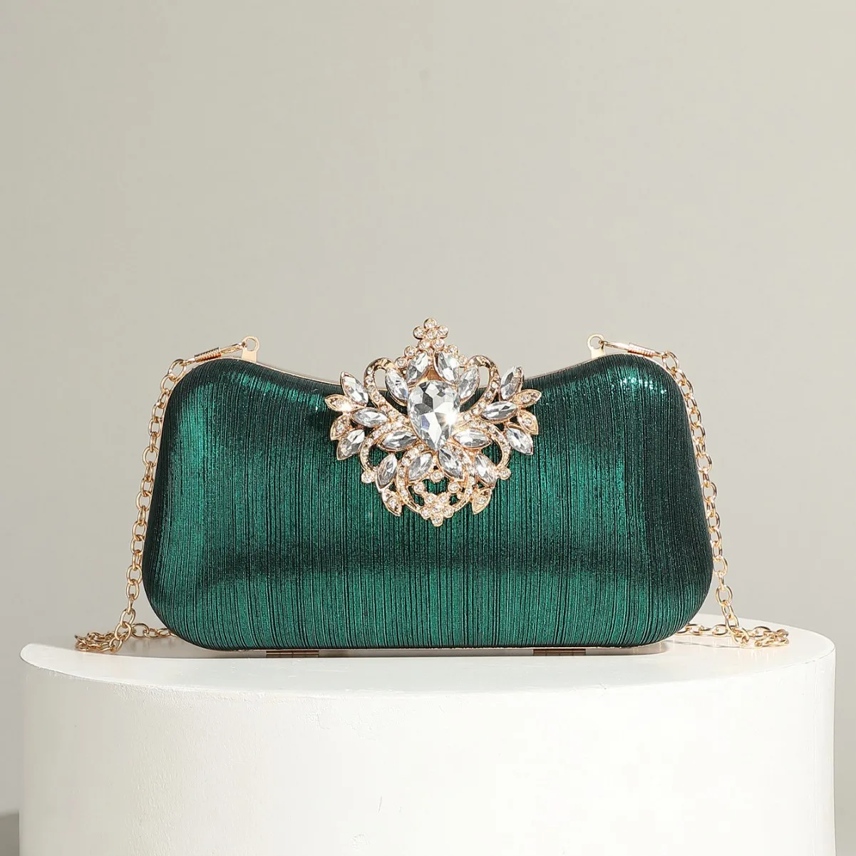 Luxury rhinestone evening bag elegant fashion buckle chain clutch bag women's fashion temperament dress dinner women's bag
Luxury rhinestone evening bag elegant fashion buckle chain clutch bag women's fashion temperament dress dinner women's bag