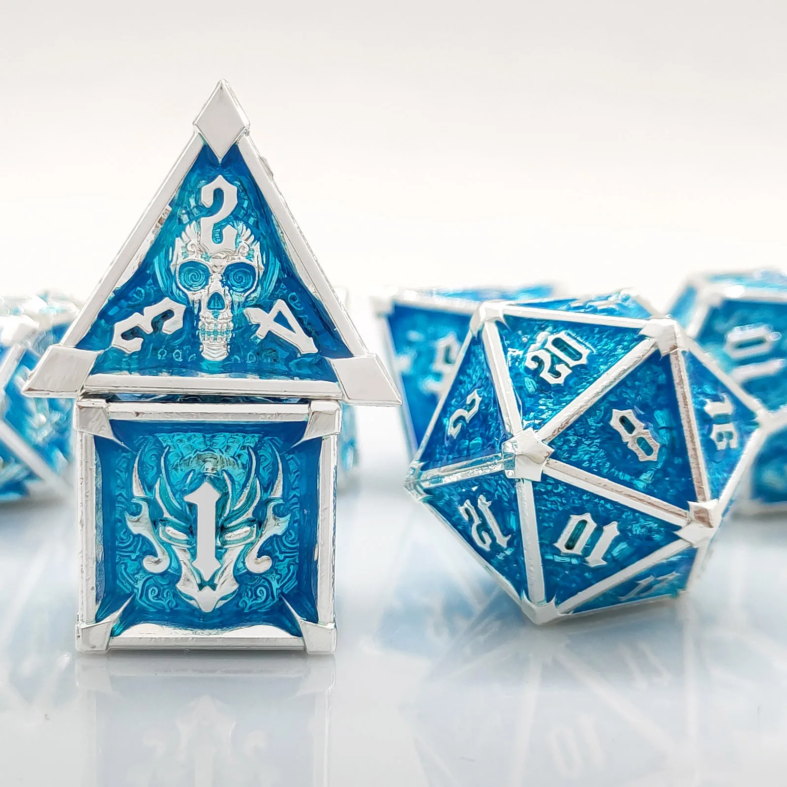 7 шт. красные медные драгоценные синие звездные угловые кубики DND Набор металлических кубиков D6 ~ D20 для настольной игры D&D кубики для подземелий и драконов Дракон
7 шт. красные медные драгоценные синие звездные угловые кубики DND Набор металлических кубиков D6 ~ D20 для настольной игры D&D кубики для подземелий и драконов Дракон