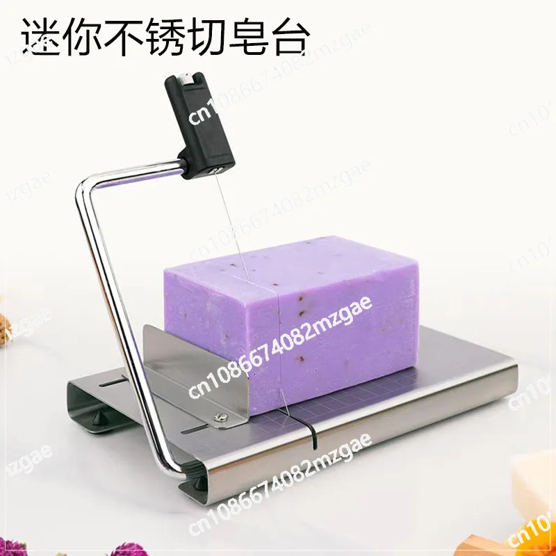 Стол для резки мыла из нержавеющей стали, машина для нарезки сыра и масла, резка основы мыла ручной работы и других домов. 
Стол для резки мыла из нержавеющей стали, машина для нарезки сыра и масла, резка основы мыла ручной работы и других домов.