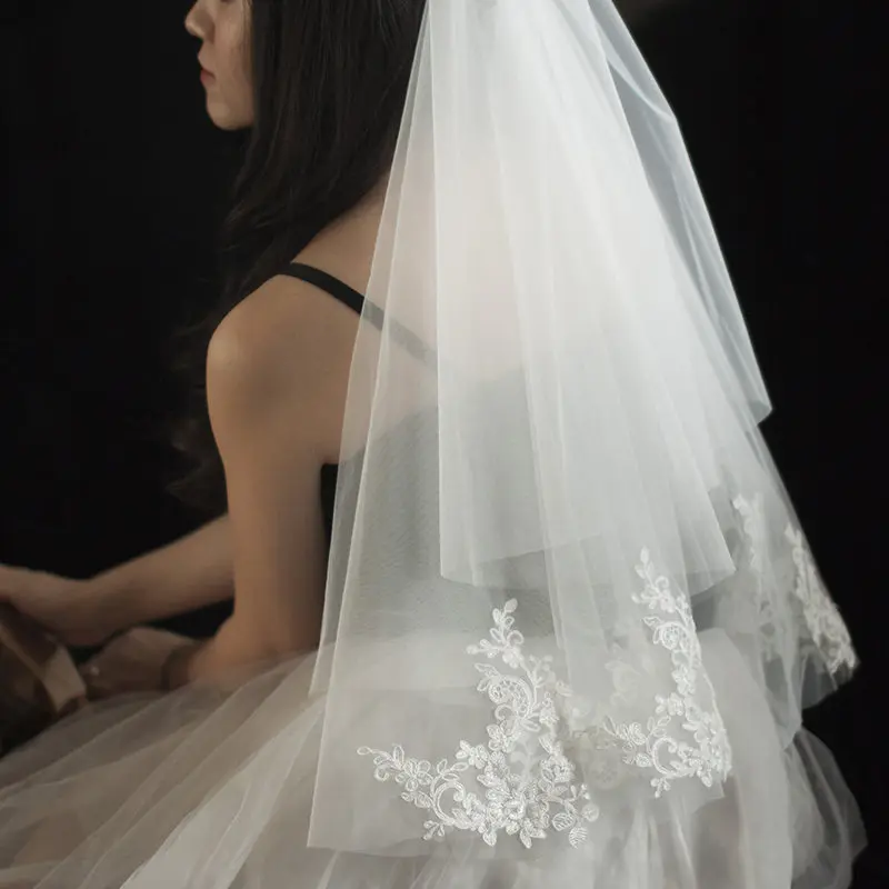 Lovely Short Bridal Veil 2 Layers Tulle with Applique Wedding Veil with Comb Top Quality
Lovely Short Bridal Veil 2 Layers Tulle with Applique Wedding Veil with Comb Top Quality