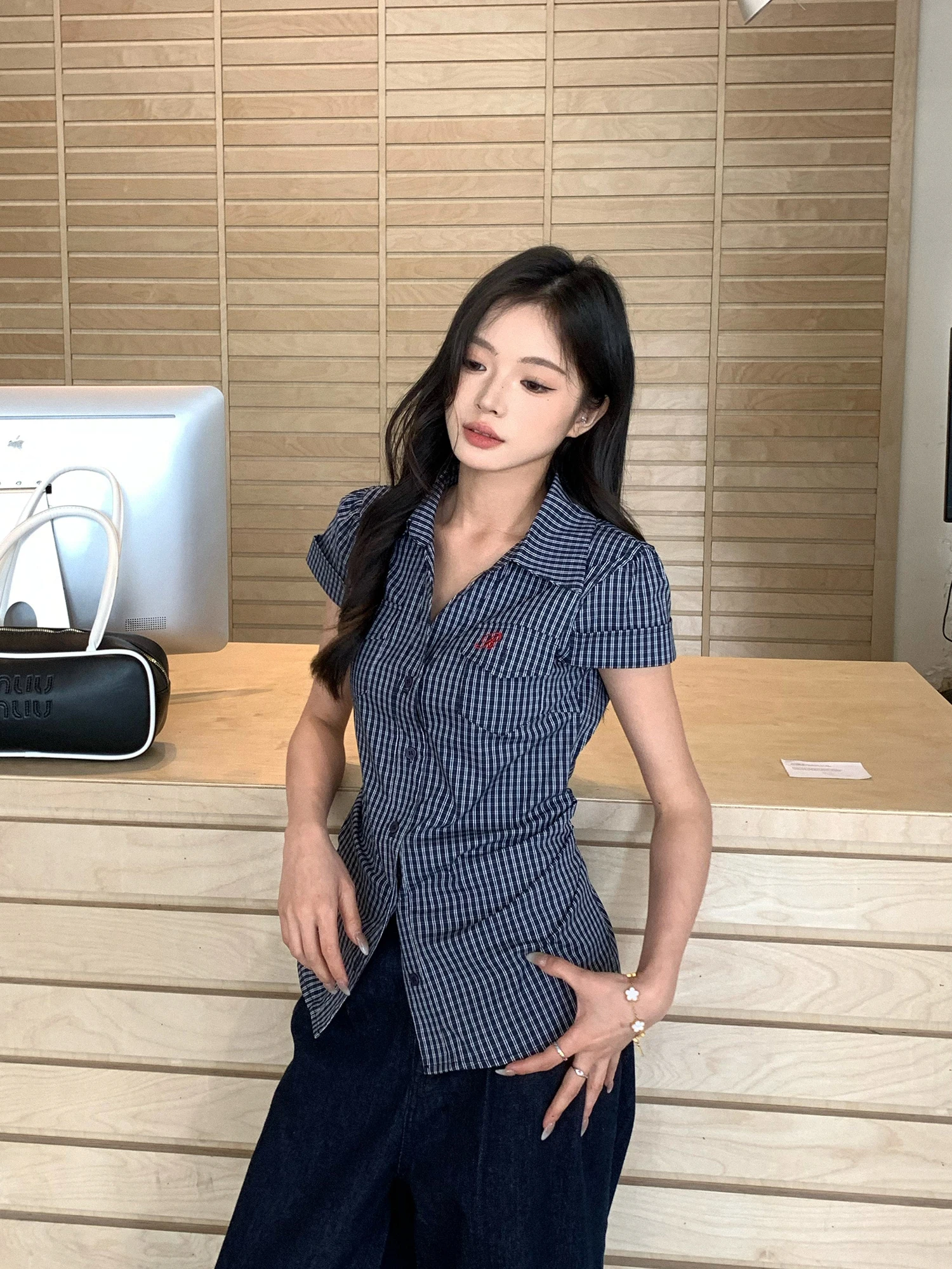 Женская приталенная рубашка в клетку с коротким рукавом, отложным воротником, плиссировкой на талии, в американском ретро-стиле, универсальная, стройнящая.
Женская приталенная рубашка в клетку с коротким рукавом, отложным воротником, плиссировкой на талии, в американском ретро-стиле, универсальная, стройнящая.