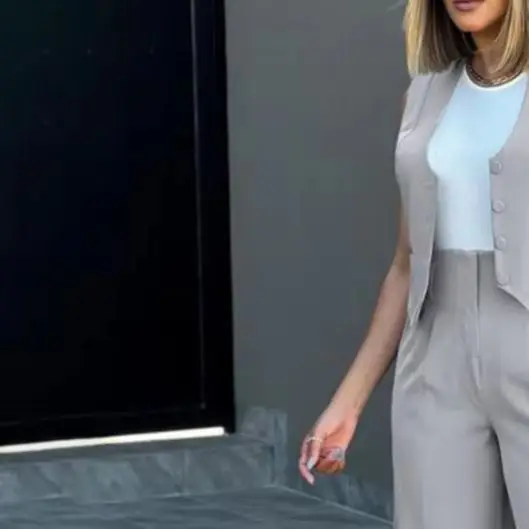 Women's 2 Piece Business Outfits V Neck Button Down Crop Vest Tops And High Waist Pants Set Summer Office Work Suit
Women's 2 Piece Business Outfits V Neck Button Down Crop Vest Tops And High Waist Pants Set Summer Office Work Suit