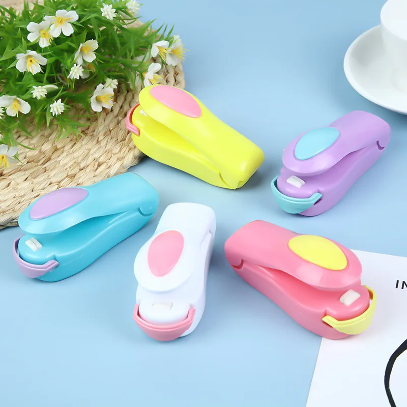 1PC 50g Portable Mini Heat Sealing Machine, Household Food Plastic Bag Sealer, Travel Hand Pressure Heat Sealer
1PC 50g Portable Mini Heat Sealing Machine, Household Food Plastic Bag Sealer, Travel Hand Pressure Heat Sealer