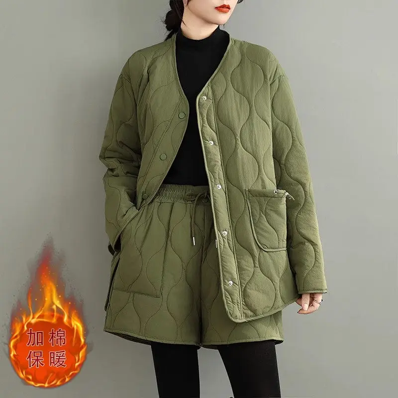 2024 Autumn/Winter Korean Edition New Large Size Loose Split Cotton Jacket Women's Elastic Waist Quilted Shorts 2 Piece Set A4
2024 Autumn/Winter Korean Edition New Large Size Loose Split Cotton Jacket Women's Elastic Waist Quilted Shorts 2 Piece Set A4