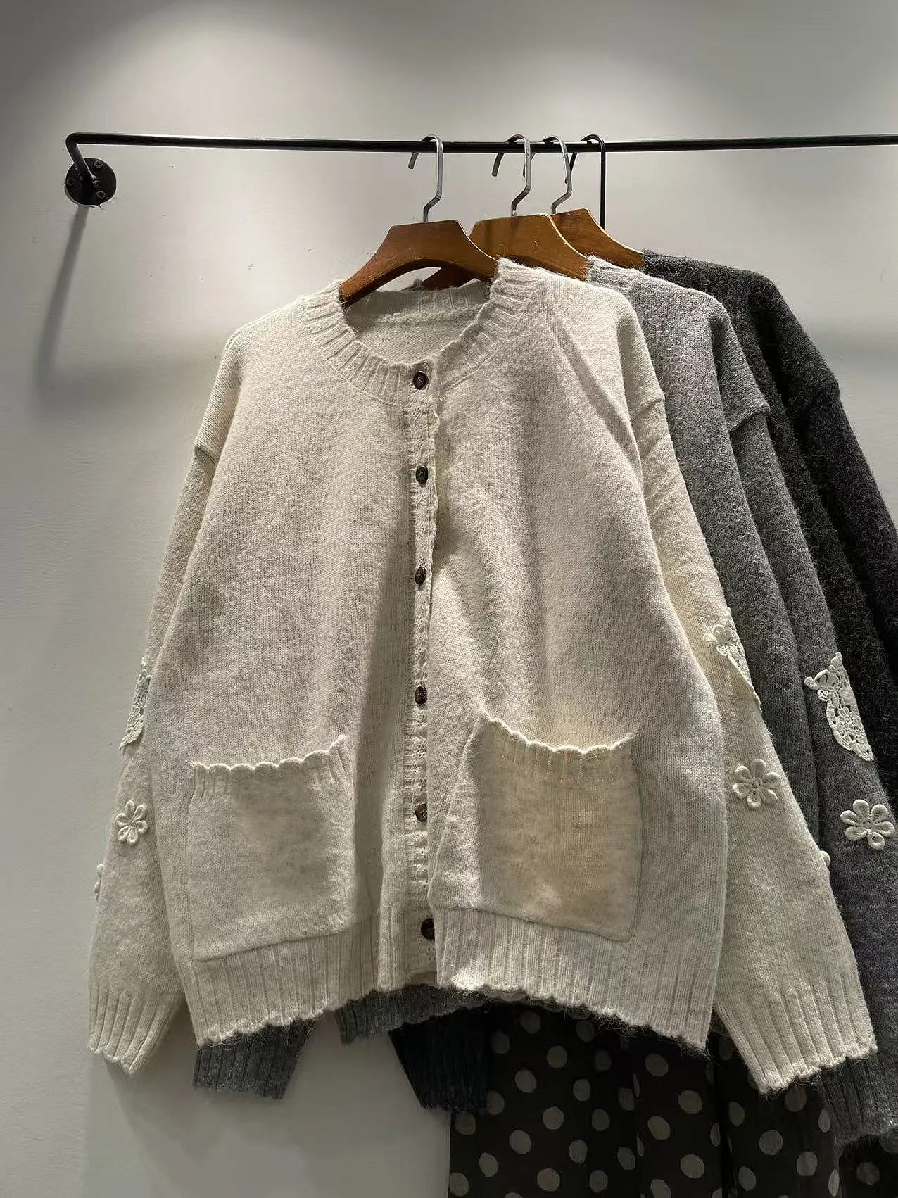 Spring Autumn Women's Loose Long Sleeve Lace Trim Splicing Soft Sweater Cardigan Outerwear Floral Print round Neck Single Button
Spring Autumn Women's Loose Long Sleeve Lace Trim Splicing Soft Sweater Cardigan Outerwear Floral Print round Neck Single Button