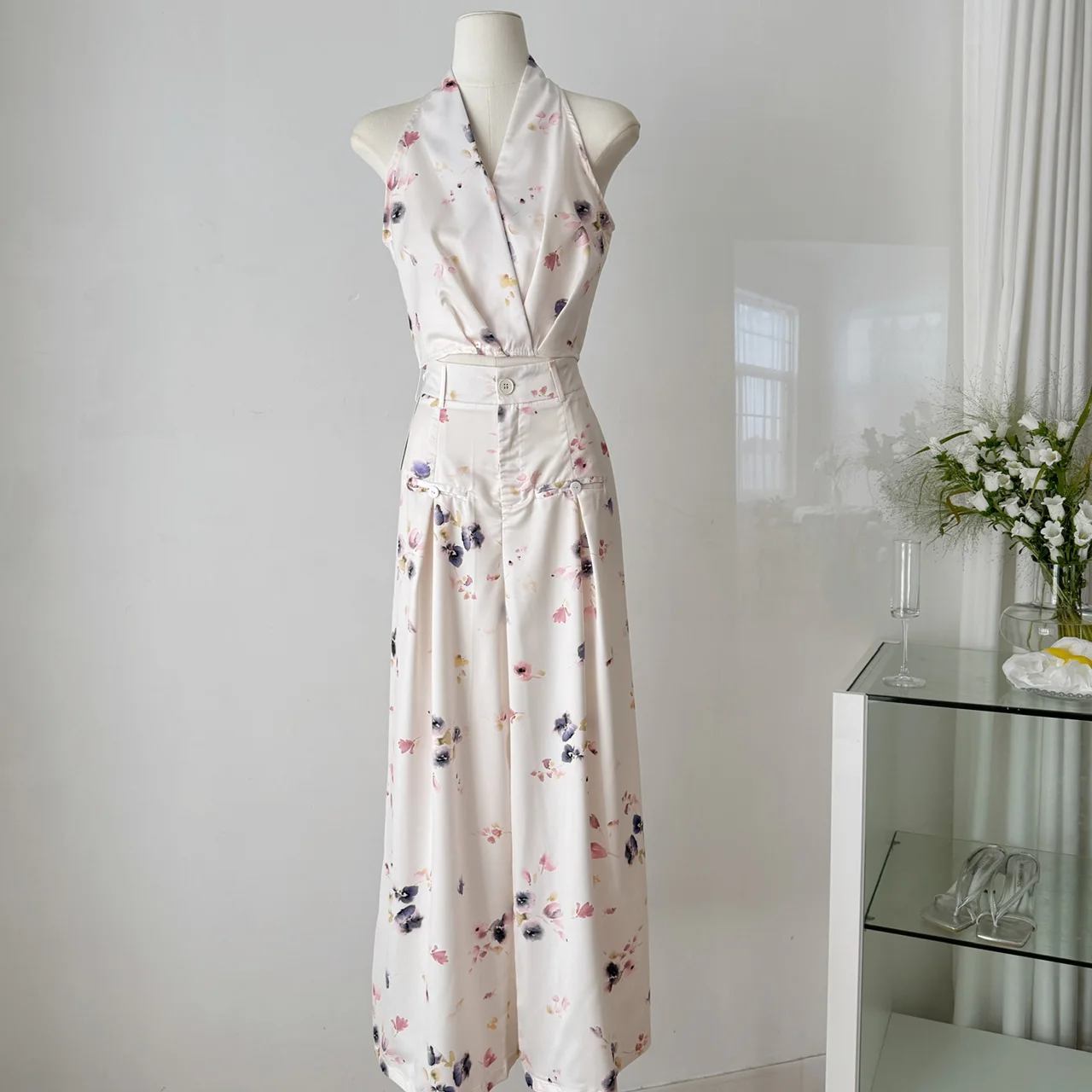 French Temperament Sleeveless Floral Top Wide-leg Pants Two-piece Suit Sexy Two Piece Set Women
French Temperament Sleeveless Floral Top Wide-leg Pants Two-piece Suit Sexy Two Piece Set Women