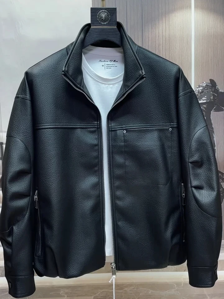 Spring New Men's High Quali Stand Collar PU Leather Jaet Versatile Faionable Stand Fit Long Sve Zipper Closure Coat
Spring New Men's High Quali Stand Collar PU Leather Jaet Versatile Faionable Stand Fit Long Sve Zipper Closure Coat