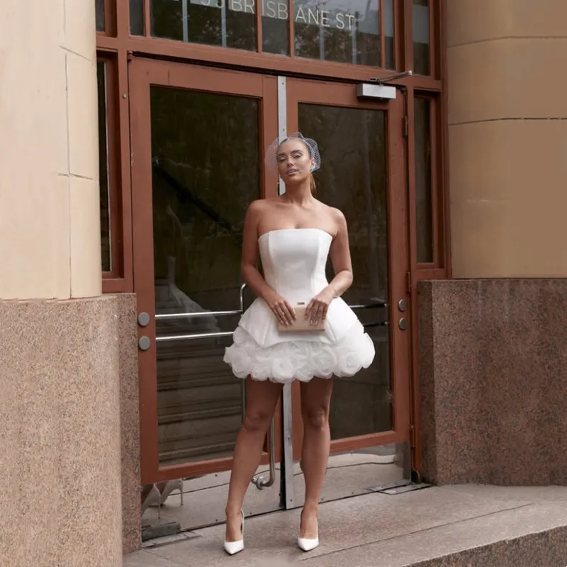 Simple Satin Mini Wedding Dress Pleated 3D Flowers Sleeveless Sexy Open Back Bridal Dress Strapless Short Ball Gowns Customized
Simple Satin Mini Wedding Dress Pleated 3D Flowers Sleeveless Sexy Open Back Bridal Dress Strapless Short Ball Gowns Customized