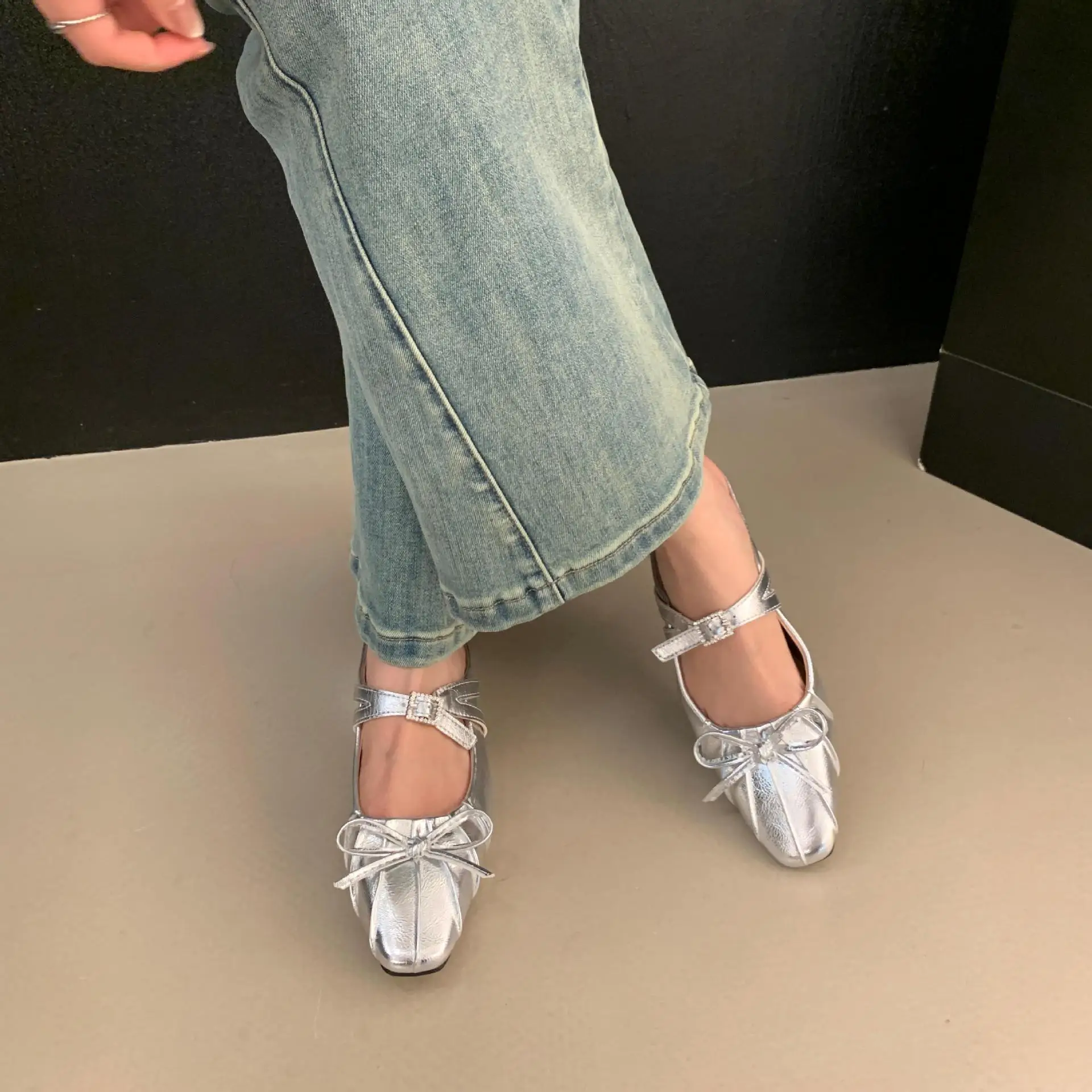 Обувь Тапочки Мягкие тапочки Женские увеличенные внутренние низкие шлепанцы Квадратный носок Модный комфорт 2025 Роскошный Рим ПУ Резина Повседневная обувь
Обувь Тапочки Мягкие тапочки Женские увеличенные внутренние низкие шлепанцы Квадратный носок Модный комфорт 2025 Роскошный Рим ПУ Резина Повседневная обувь