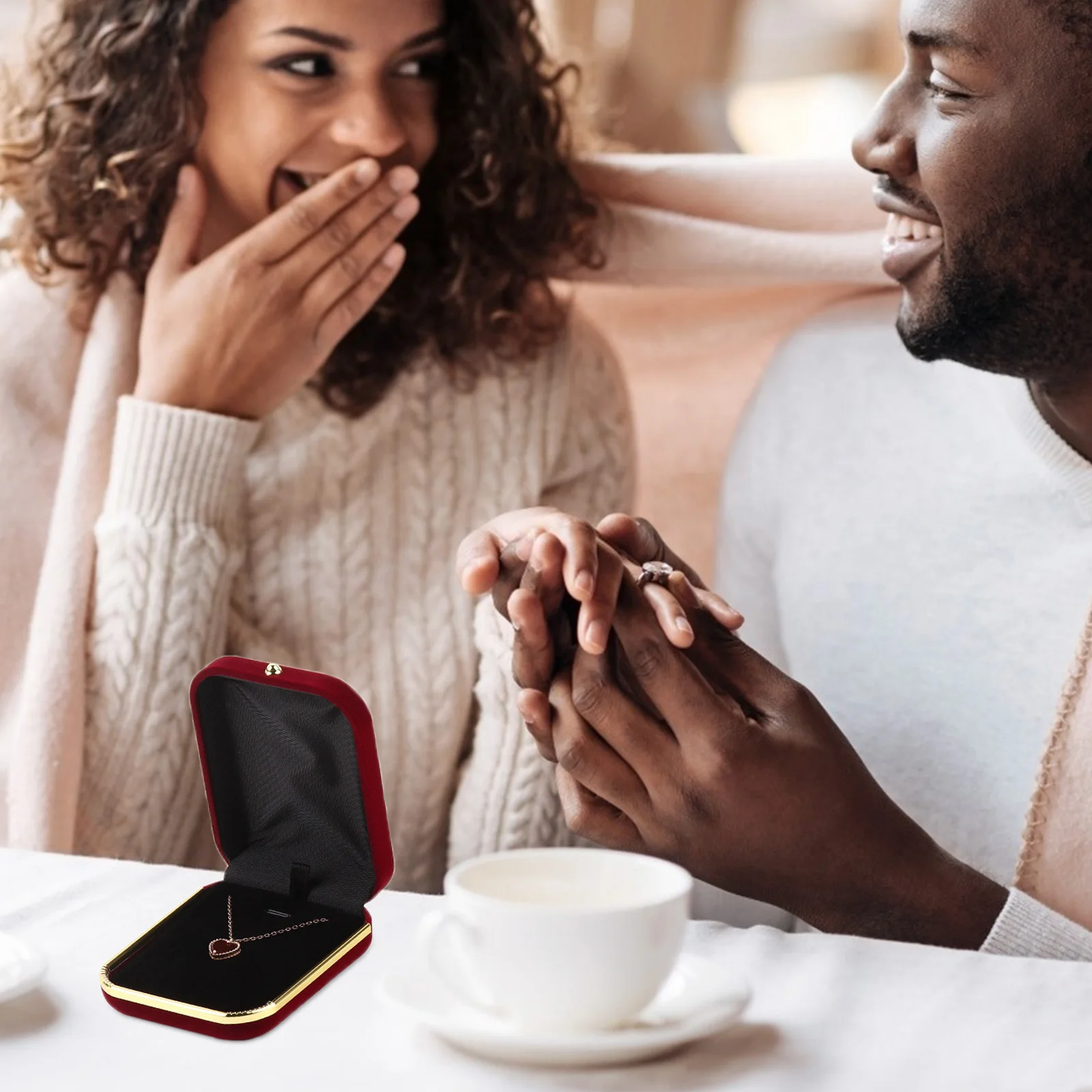 Ожерелье Шкатулка для драгоценностей Подарочная маленькая твердая прочная коробка Подходит для хранения ожерелья Кольца Серьги Легко открывающаяся подарочная коробка для ювелирных изделий
Ожерелье Шкатулка для драгоценностей Подарочная маленькая твердая прочная коробка Подходит для хранения ожерелья Кольца Серьги Легко открывающаяся подарочная коробка для ювелирных изделий