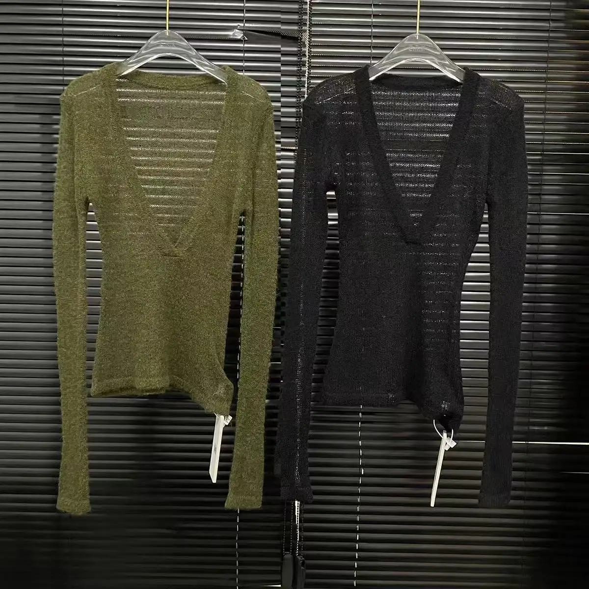 Spring 2025 New Thin Long Sleeve V-Neck Knitted Sweater Women's Breathable Fashion Versatile Skinny Pullover
Spring 2025 New Thin Long Sleeve V-Neck Knitted Sweater Women's Breathable Fashion Versatile Skinny Pullover