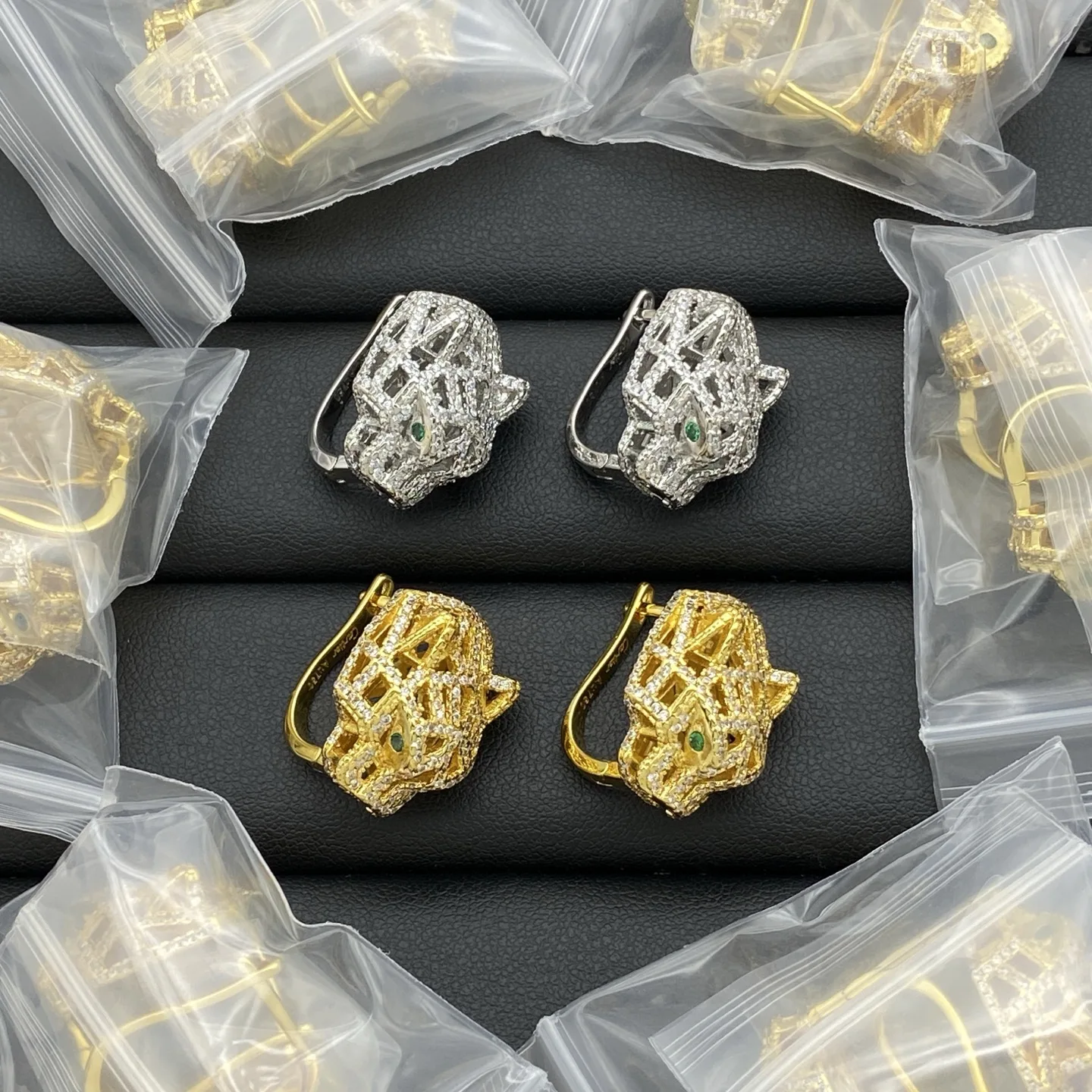 2025 new hollowed out diamond studded animal head earrings fashionable and versatile classic style
2025 new hollowed out diamond studded animal head earrings fashionable and versatile classic style