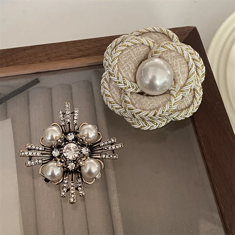 Designer New Retro Niche Women's Brooch Fashion Luxury Freshwater Pearl Flower Women's Brooch
Designer New Retro Niche Women's Brooch Fashion Luxury Freshwater Pearl Flower Women's Brooch