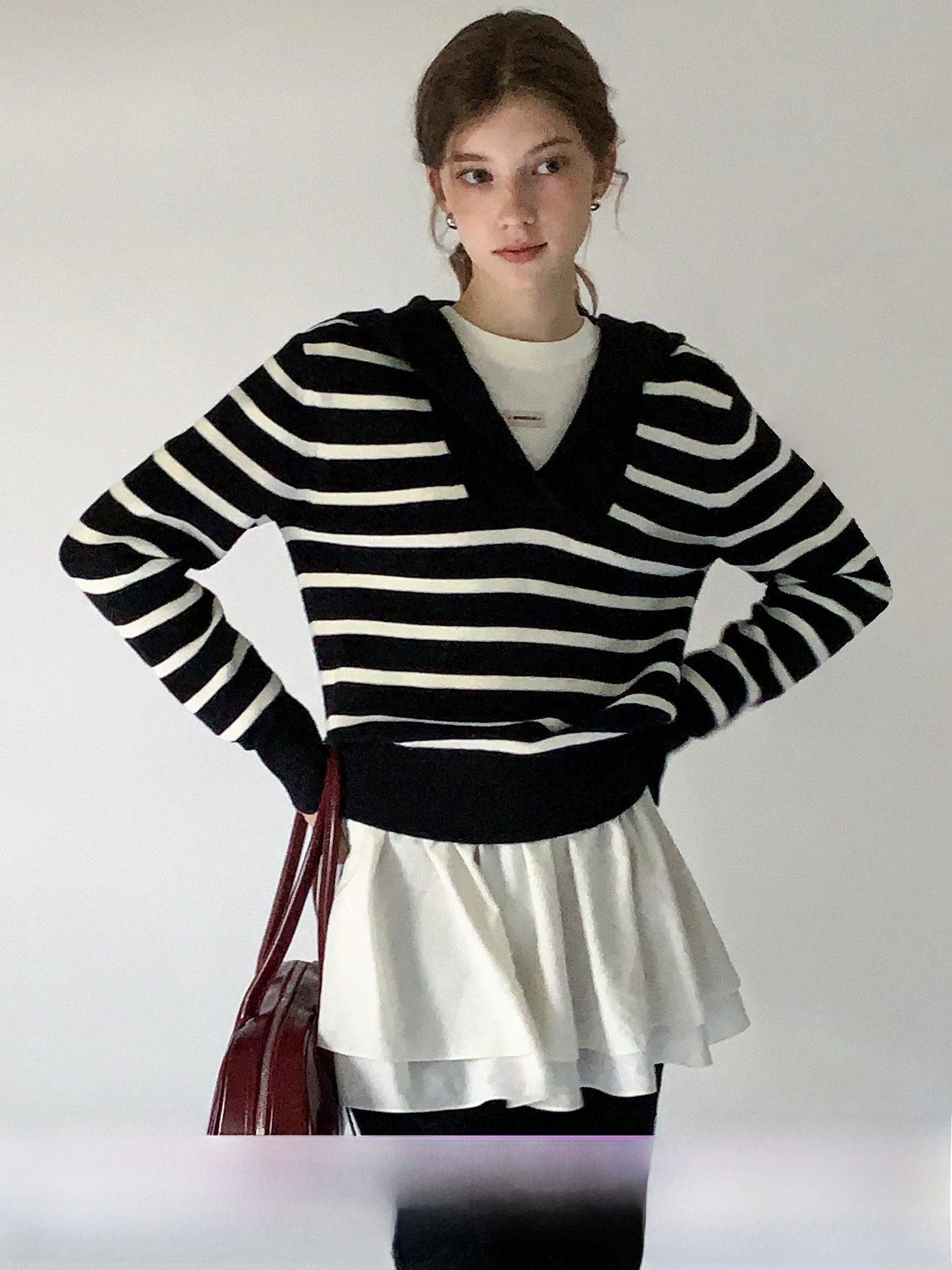 EGGKA Black White Striped V-Neck Hooded Sweater Short Casual Versatile Small Size Women's Polyester Fiber Winter 2024
EGGKA Black White Striped V-Neck Hooded Sweater Short Casual Versatile Small Size Women's Polyester Fiber Winter 2024