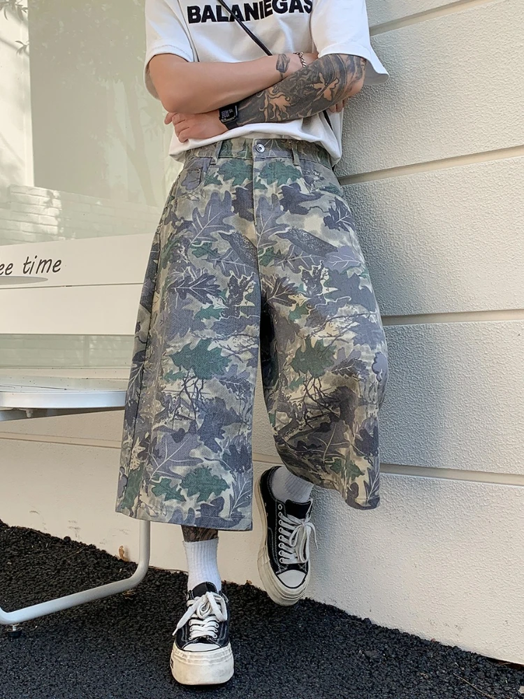 Men's Leaf Print Wide Leg Denim Shorts - Loose Fit 3/4 Length Jeans American High Street Streetwear Trousers for Casual Wear
Men's Leaf Print Wide Leg Denim Shorts - Loose Fit 3/4 Length Jeans American High Street Streetwear Trousers for Casual Wear