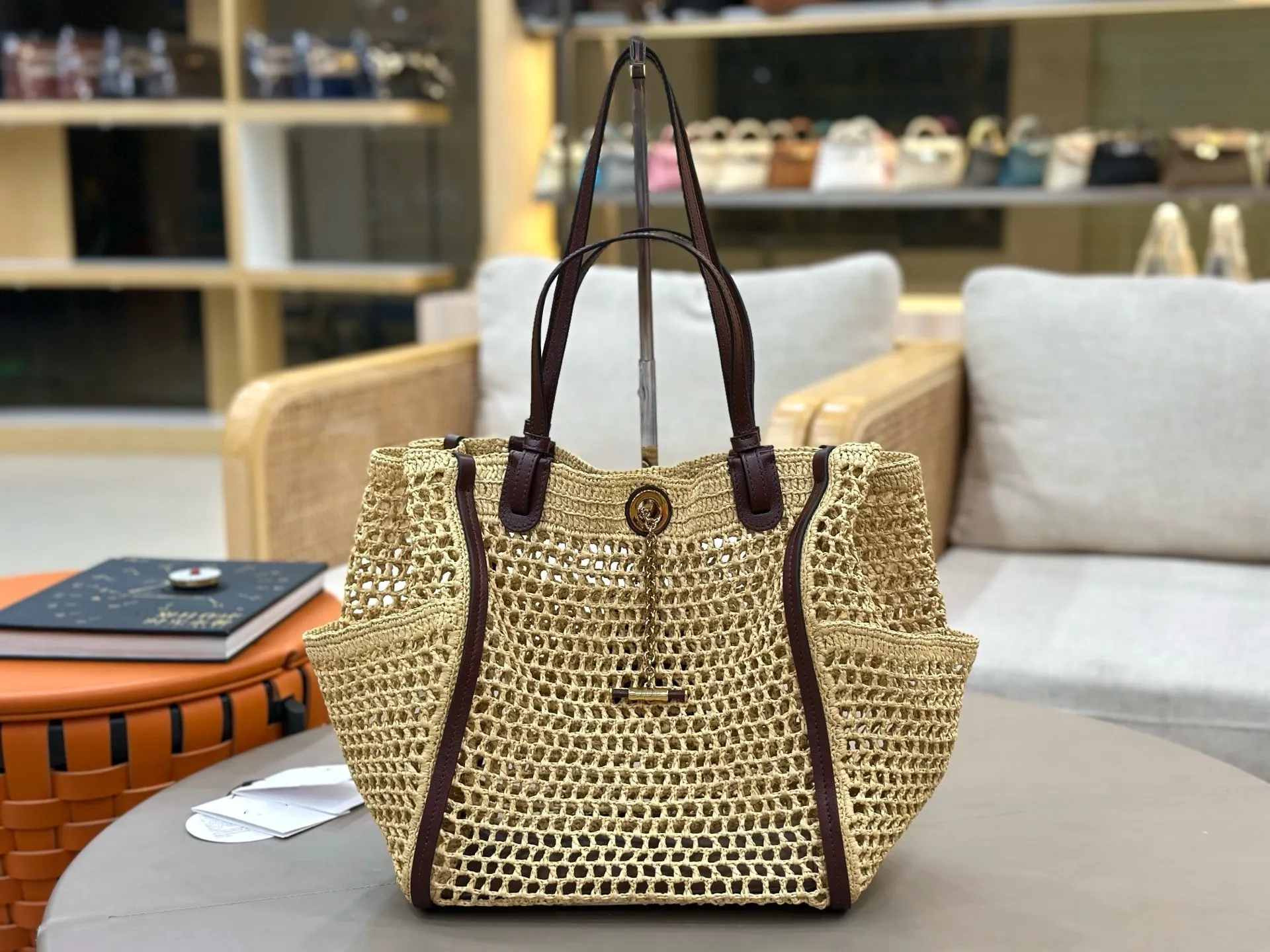 Summer 2026 Large Tote Straw Woven Handbag with Leather Accessories Single Shoulder Hollow Weaving Vacation Style Bag
Summer 2026 Large Tote Straw Woven Handbag with Leather Accessories Single Shoulder Hollow Weaving Vacation Style Bag