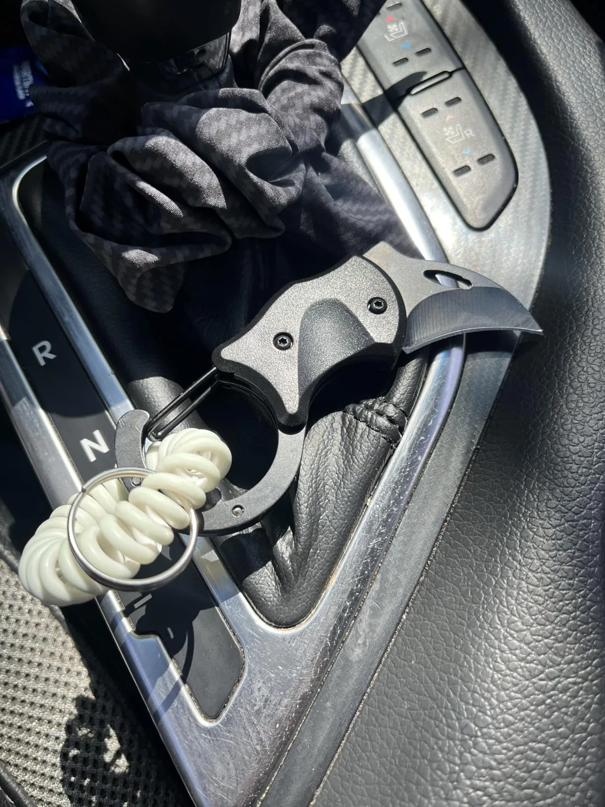 Mini Pocket Knife Carabiner Keychain EDC Folding Box Cutter for Men Women Indoor Outdoor Gifts Stocking Stuffers for Him And Her
Mini Pocket Knife Carabiner Keychain EDC Folding Box Cutter for Men Women Indoor Outdoor Gifts Stocking Stuffers for Him And Her