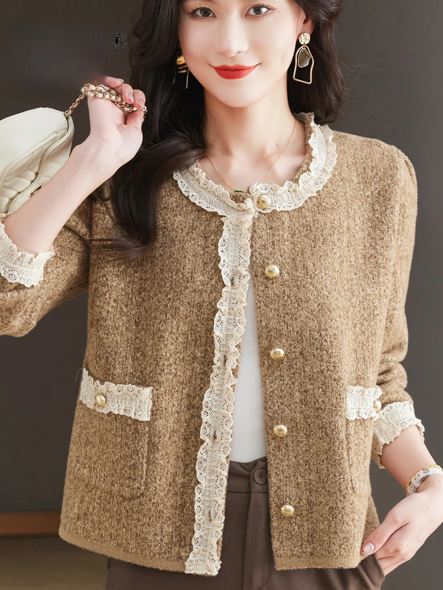 Модный вязаный кардиган с кружевной отделкой, женский приталенный тонкий жакет с круглым вырезом для весны и осени
Модный вязаный кардиган с кружевной отделкой, женский приталенный тонкий жакет с круглым вырезом для весны и осени