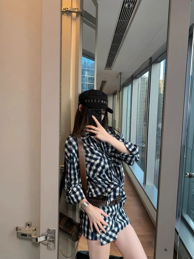 Корейская мода Y2k Reteo Style Женские комплекты Шикарный комплект из 2 предметов Рубашка с воротником-поло в клетку + лоскутная мини-юбка Дизайн женской одежды
Корейская мода Y2k Reteo Style Женские комплекты Шикарный комплект из 2 предметов Рубашка с воротником-поло в клетку + лоскутная мини-юбка Дизайн женской одежды