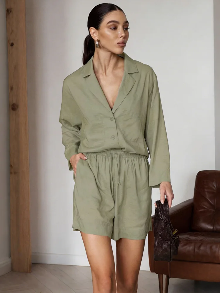 Комплект Tossy: повседневный свободный женский костюм-двойка (шорты и кардиган) с отложным воротником и карманами, лето 2026. Женский комплект для повседневной носки.
Комплект Tossy: повседневный свободный женский костюм-двойка (шорты и кардиган) с отложным воротником и карманами, лето 2026. Женский комплект для повседневной носки.