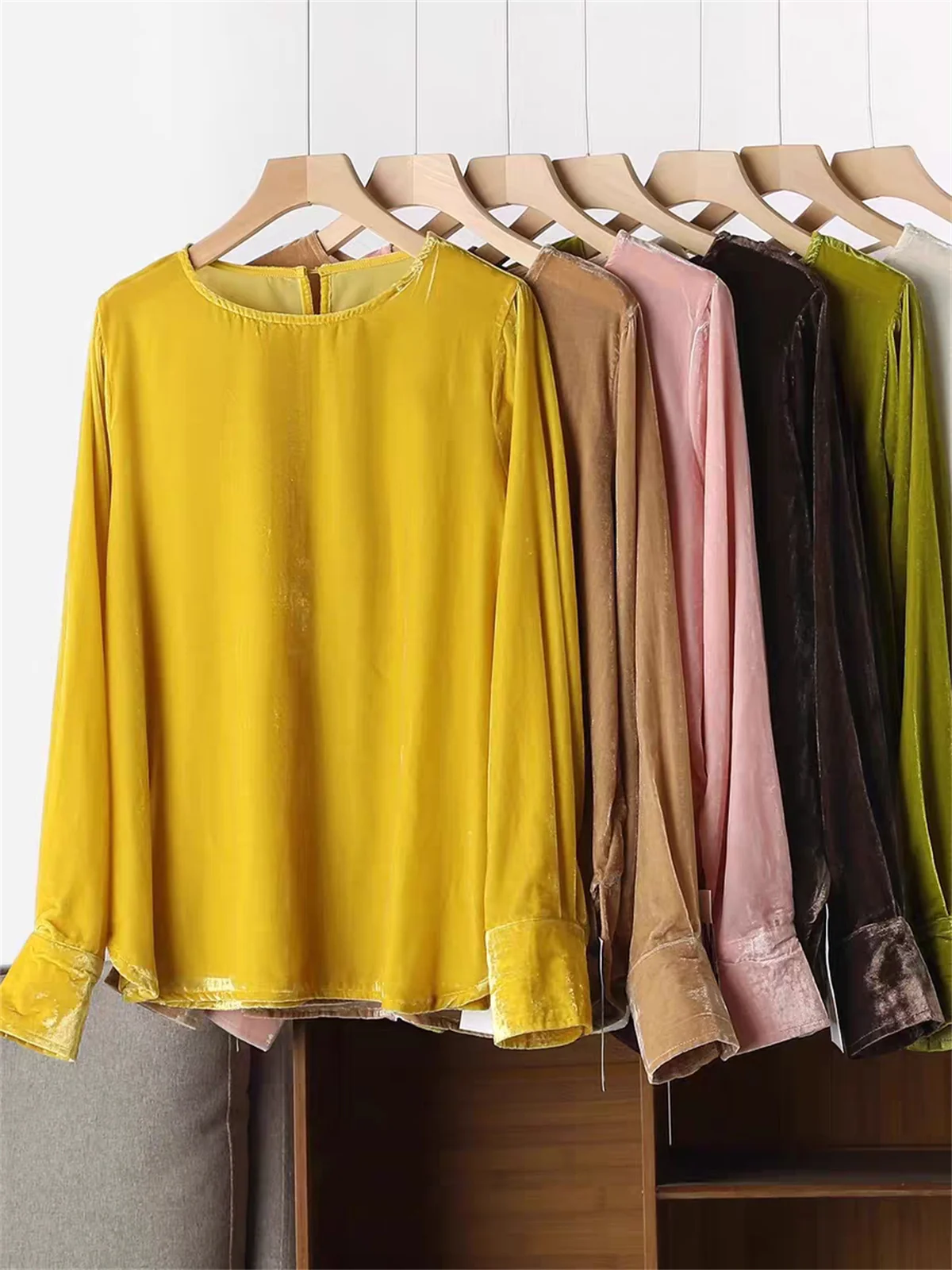 Elegant Velvet Women's Blouse O-Neck Vintage Long Sleeve Chic Velour Top Fashion plus Size Casual Chic Blouse
Elegant Velvet Women's Blouse O-Neck Vintage Long Sleeve Chic Velour Top Fashion plus Size Casual Chic Blouse