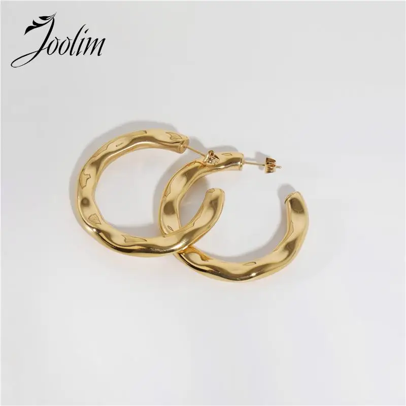 Joolim Jewelry Wholesale High End PVD Waterproof Simple Versatile New Grain Large Hoop Stainless Steel Earring for Women
Joolim Jewelry Wholesale High End PVD Waterproof Simple Versatile New Grain Large Hoop Stainless Steel Earring for Women