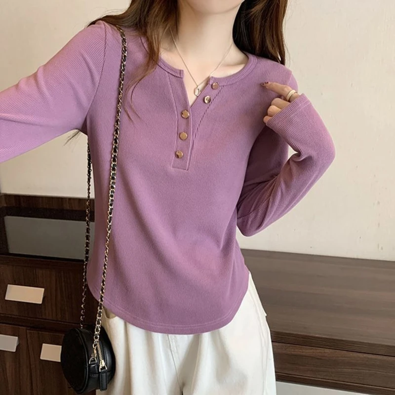 Новая модель: женская хлопковая футболка с прямым кроем, длинным рукавом, полузакрытым воротником, приталенная, базовая, для весны и осени
Новая модель: женская хлопковая футболка с прямым кроем, длинным рукавом, полузакрытым воротником, приталенная, базовая, для весны и осени