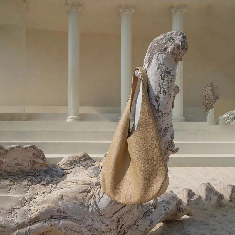 Casual Lazy Wind Imported First-layer Cowhide Tote Bag Women's Leather Fashion Bucket Bag New Simple Large-capacity Bag
Casual Lazy Wind Imported First-layer Cowhide Tote Bag Women's Leather Fashion Bucket Bag New Simple Large-capacity Bag